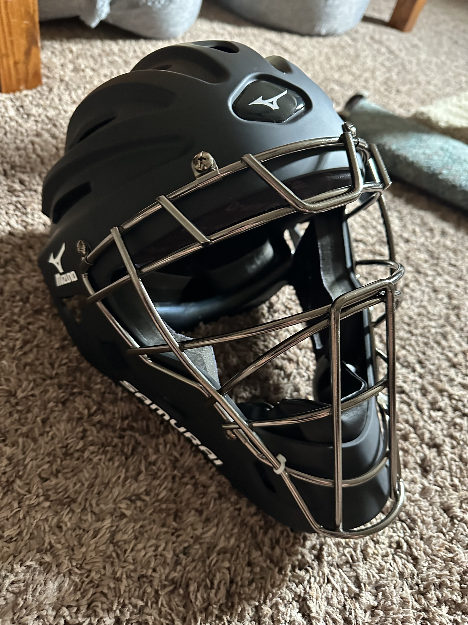 Mizuno Catcher’s Mask in Baseball SidelineSwap