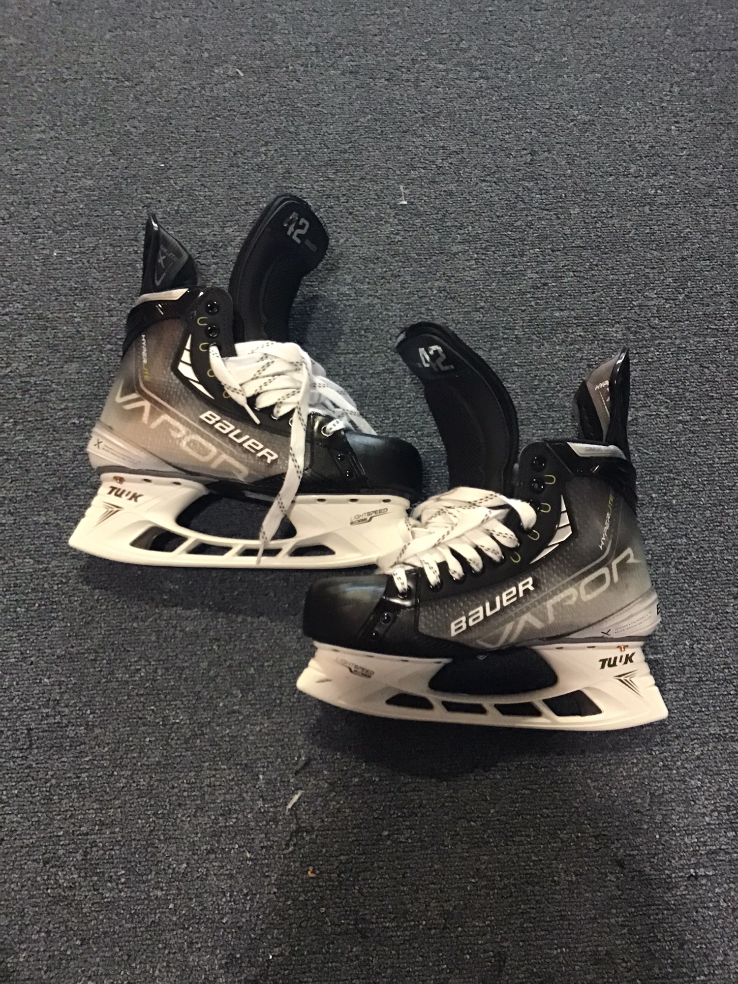 New Pro Stock Custom Black Bauer Vapor Hyperlite Skates Senior L/ 8.75