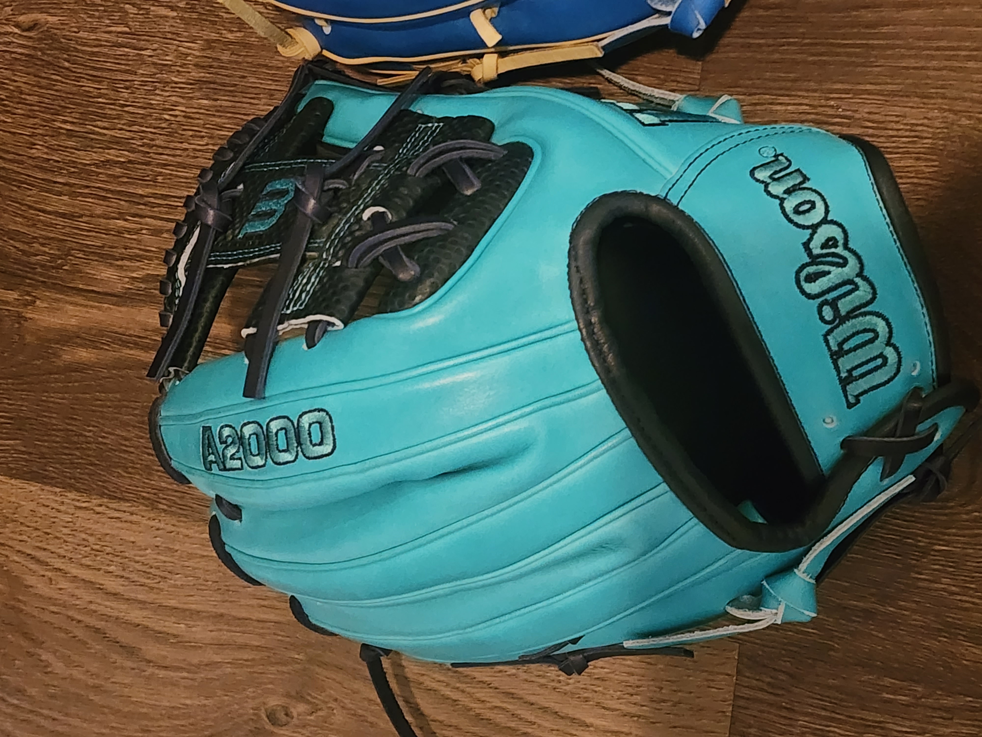 New 2023 Wilson Right Hand Throw Infield A2000 Baseball Glove 11.5