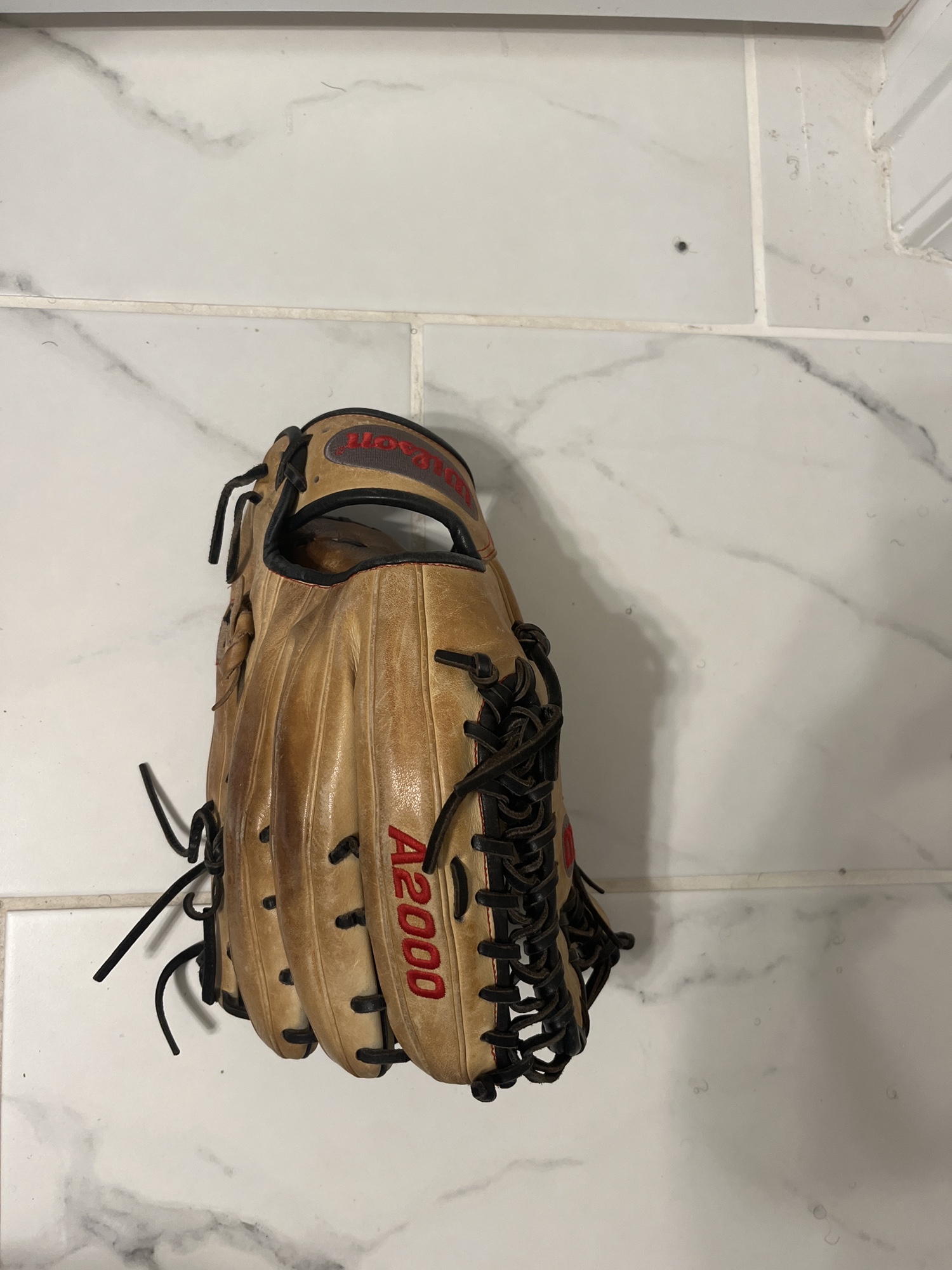 A2000 outfield baseball glove SidelineSwap