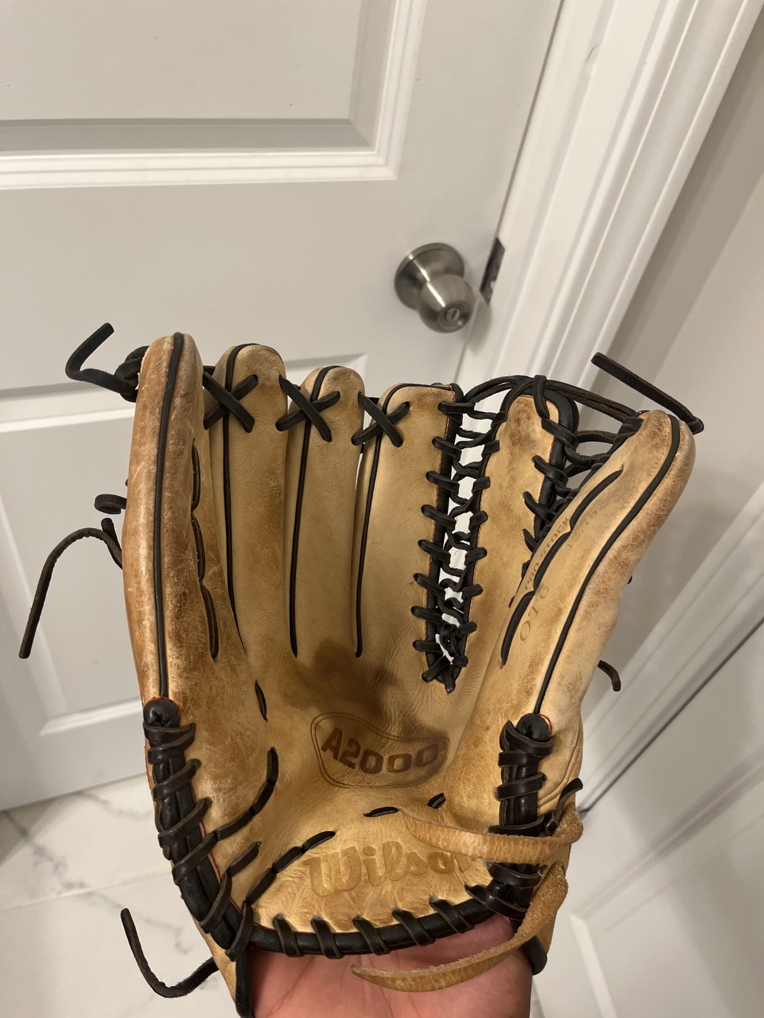 A2000 outfield baseball glove SidelineSwap