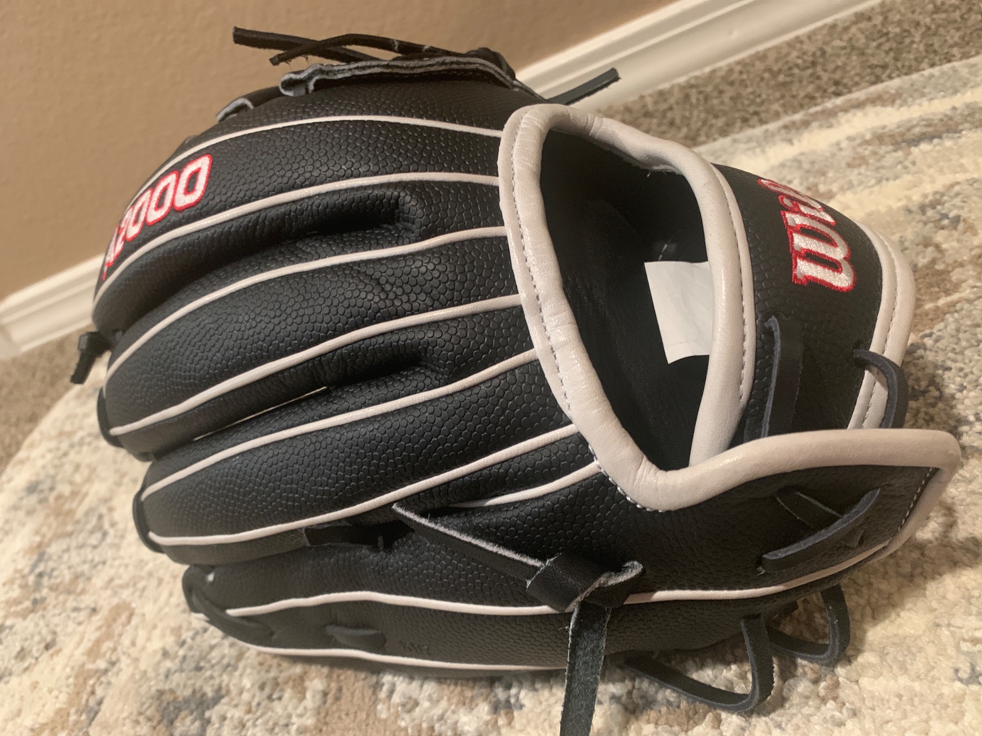 New 2023 Wilson Right Hand Throw Pitcher's A2000 Softball Glove 12