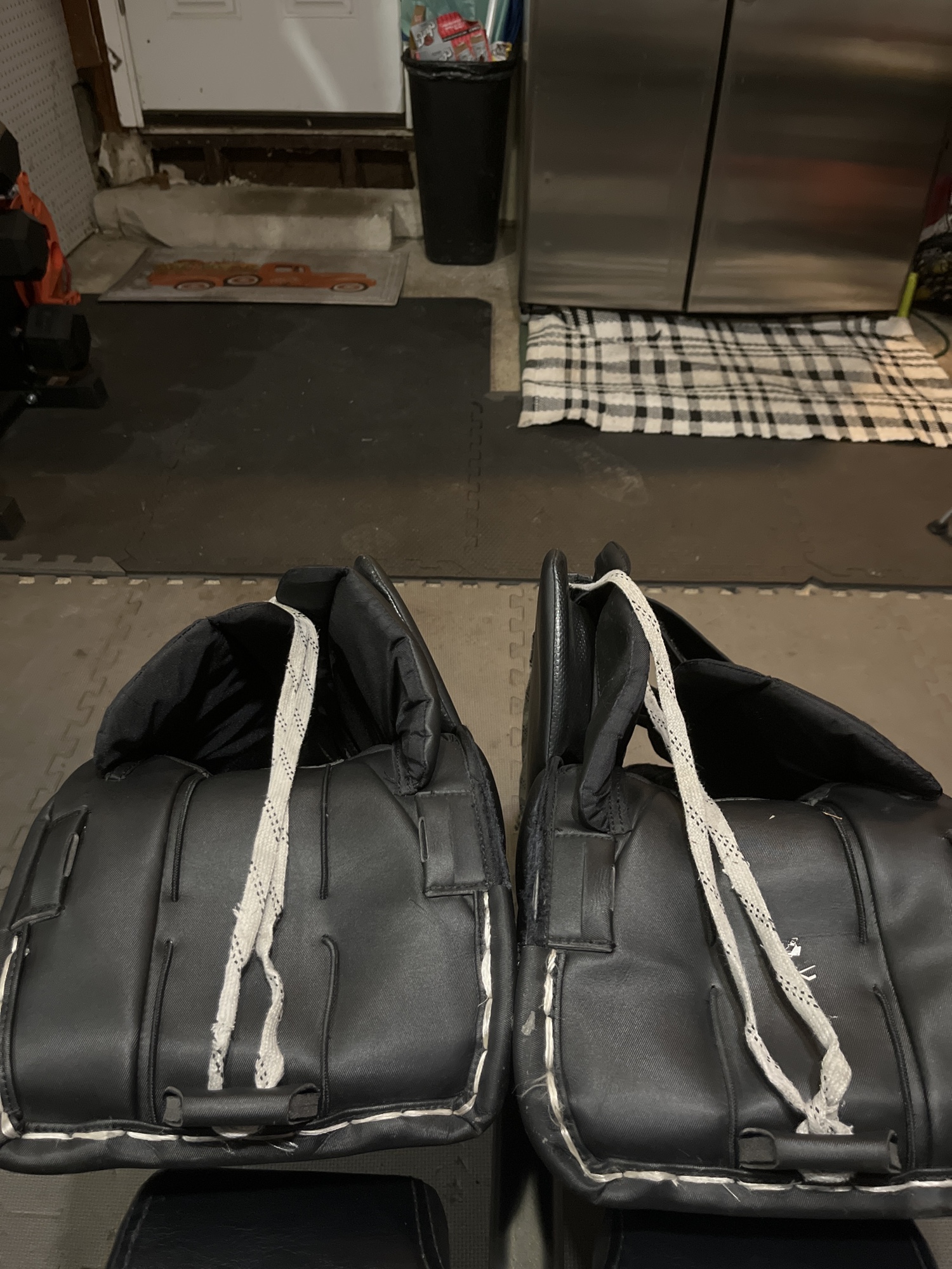 32+1 CCM Axis 2.9 Goalie Leg Pads All Black INT SidelineSwap