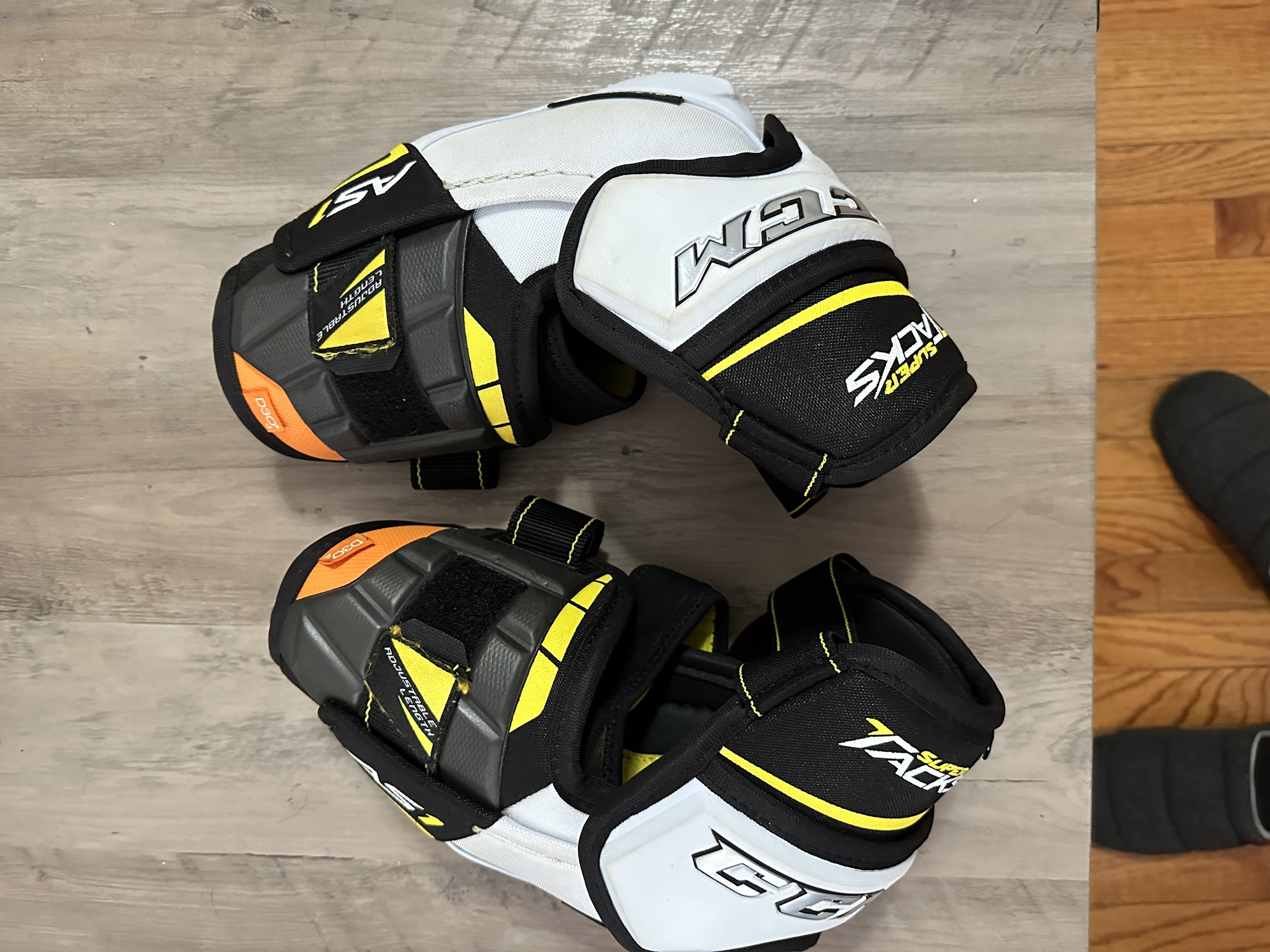 Extra Large CCM Super Tacks AS1 Elbow Pads SidelineSwap