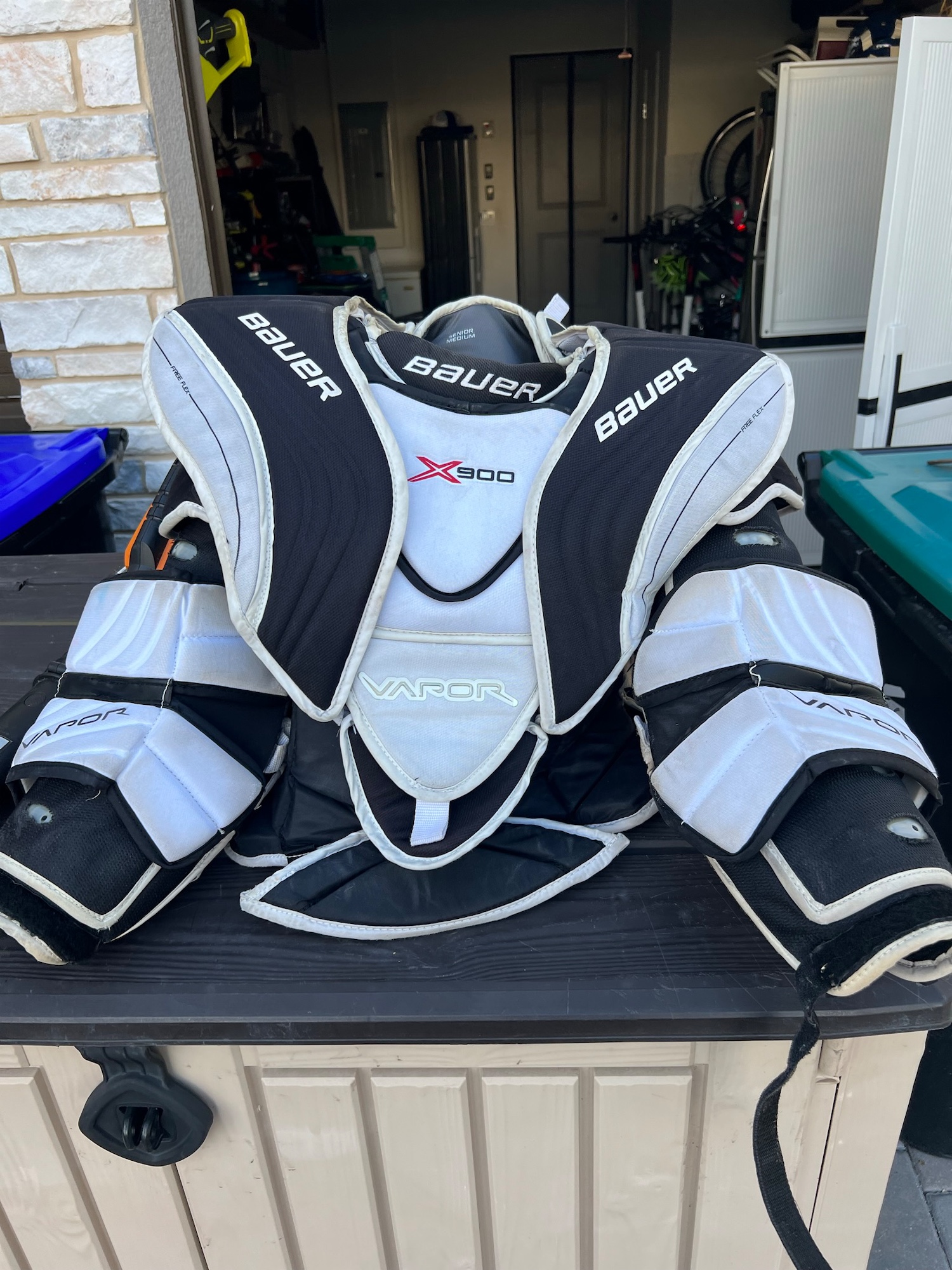 Medium Bauer Vapor X900 Goalie Chest Protector SidelineSwap