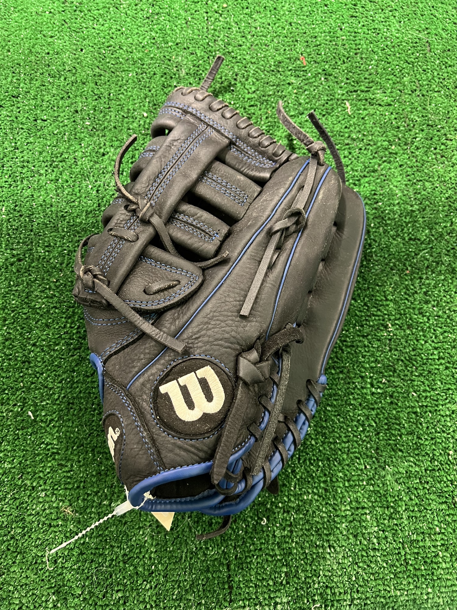Used Wilson A950 Right Hand Throw Baseball Glove 12.5" SidelineSwap