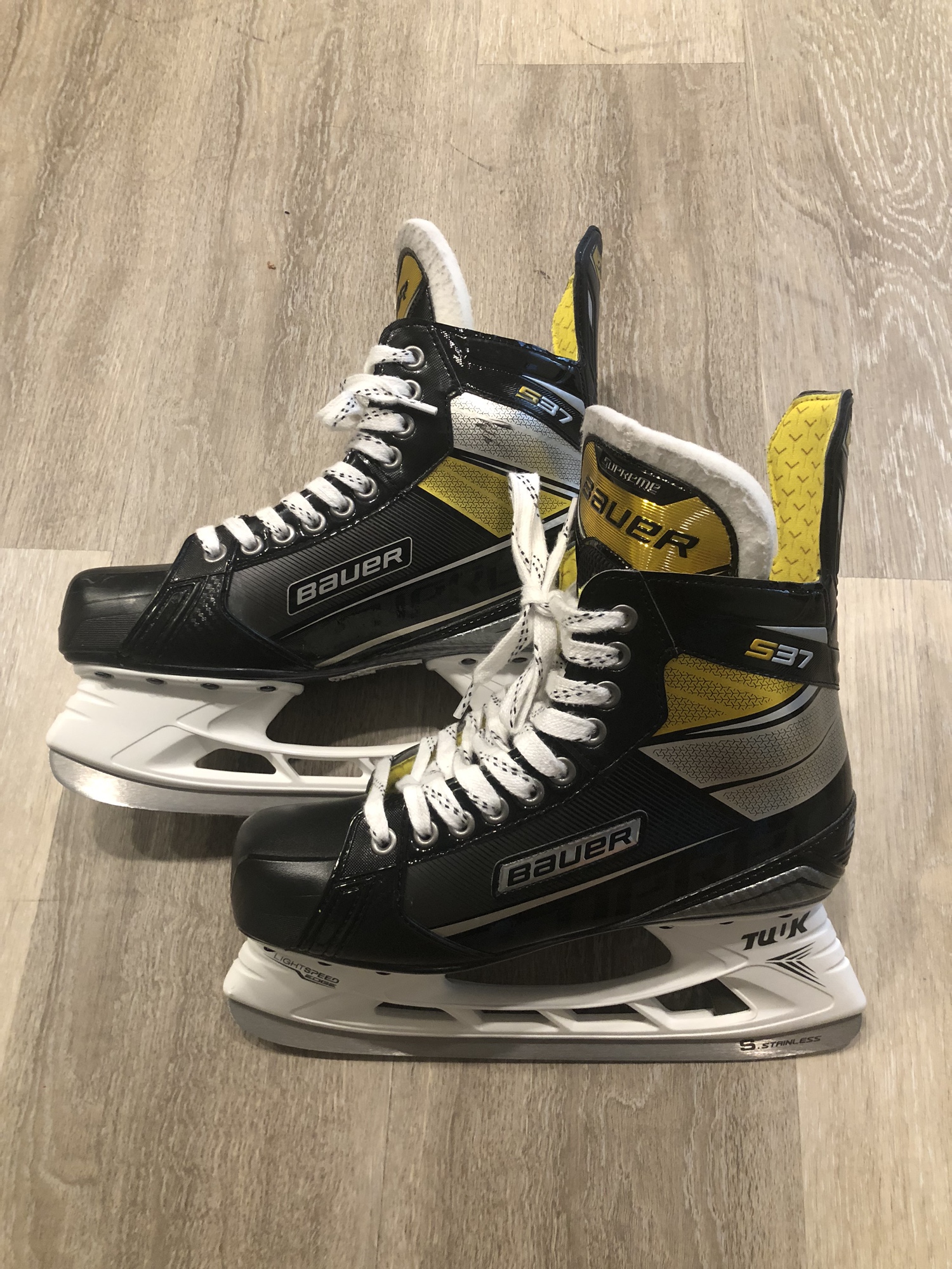Used Bauer Regular Width Size 8 Supreme S37 Hockey Skates SidelineSwap