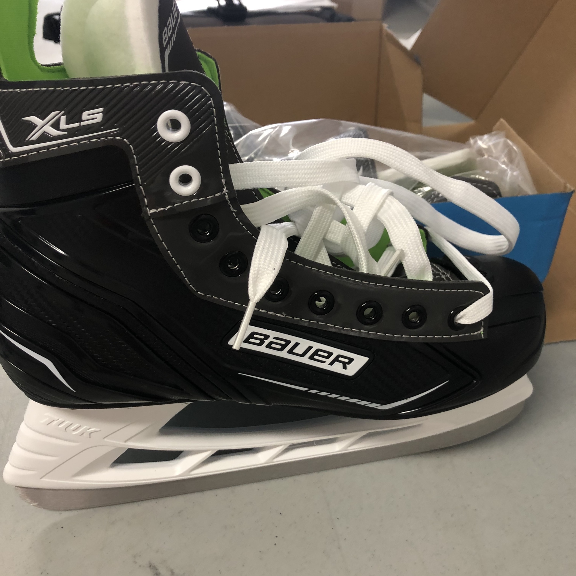 NEW Bauer XLS senior size 9 skates | SidelineSwap