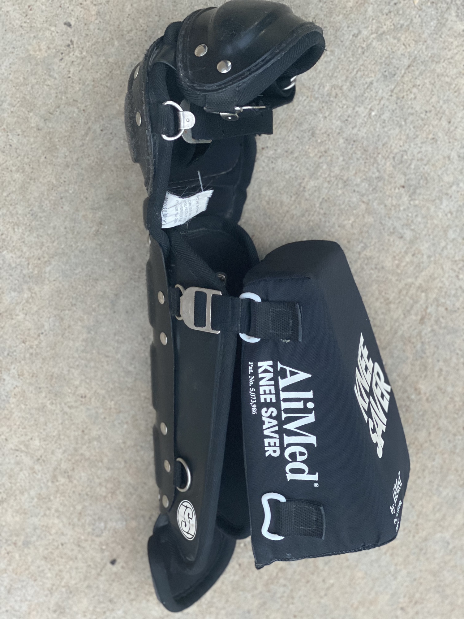 Schutt Catcher's Leg Guard SLG 9DW with Knee Saver SidelineSwap