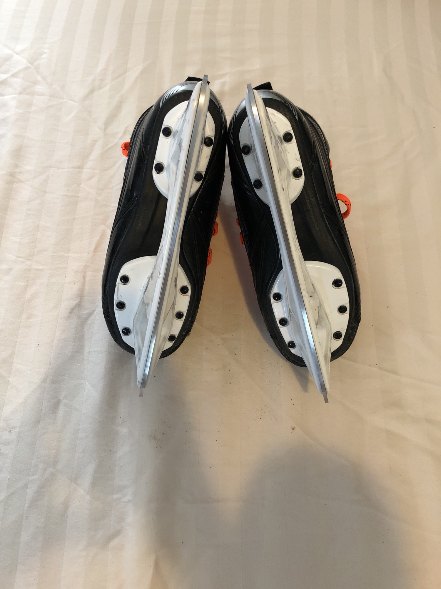 boys black nike slides