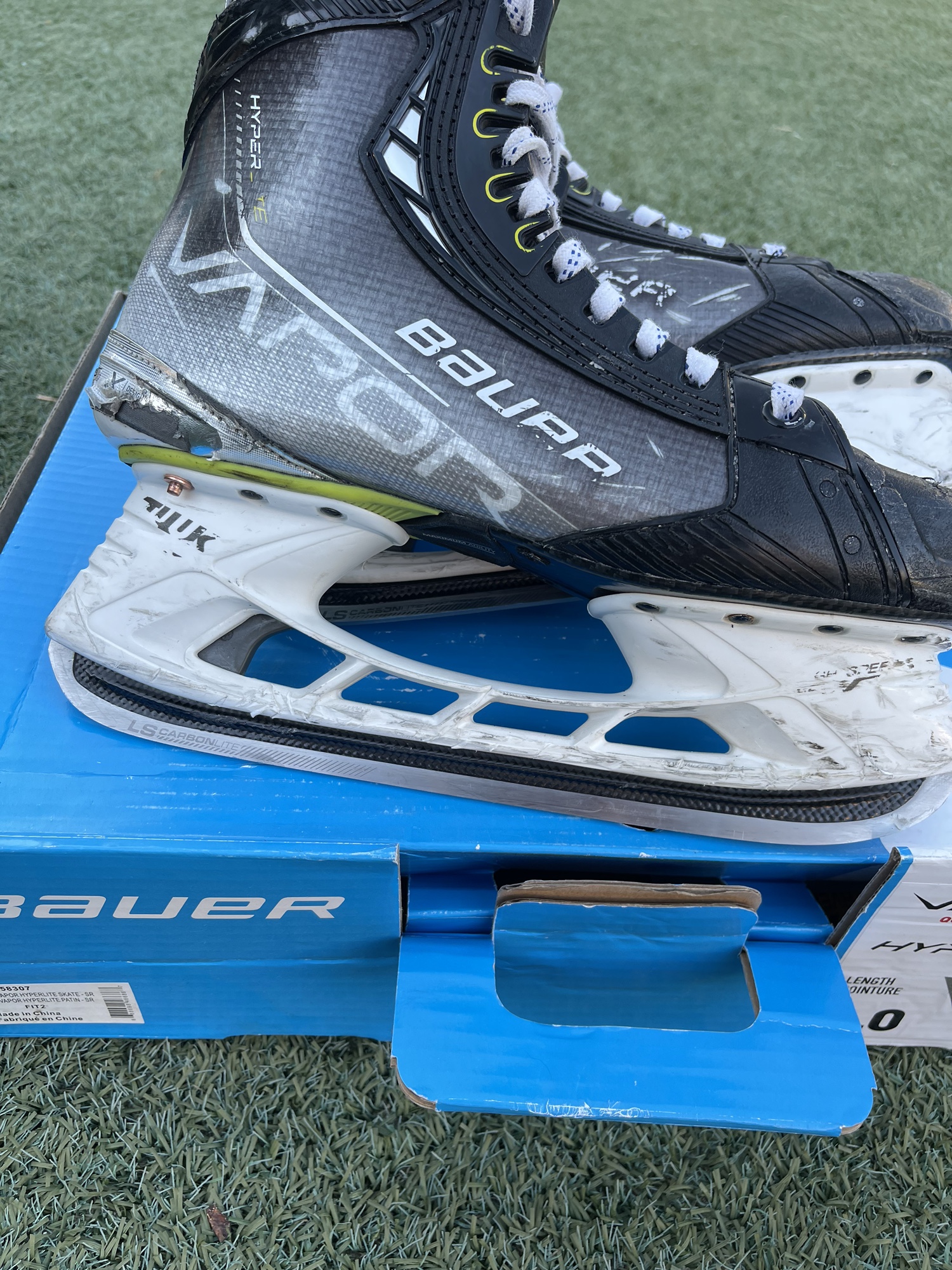 Used Bauer Size 9 Vapor Hyperlite Fit 2 Hockey Skates W/ LS Carbon lite Runners SidelineSwap
