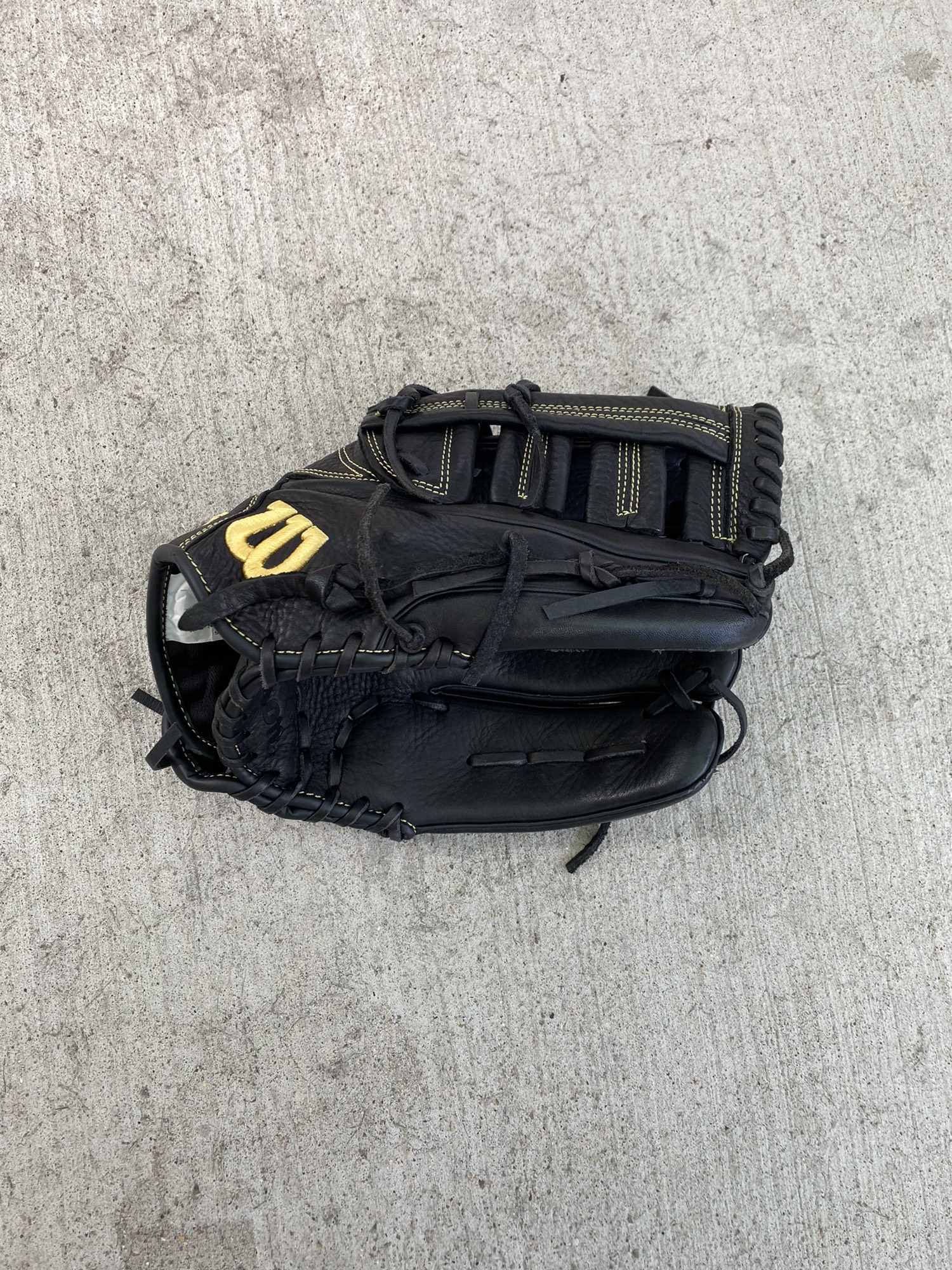 Used Wilson A950 Right Hand Throw Outfield Baseball Glove 12.5" SidelineSwap