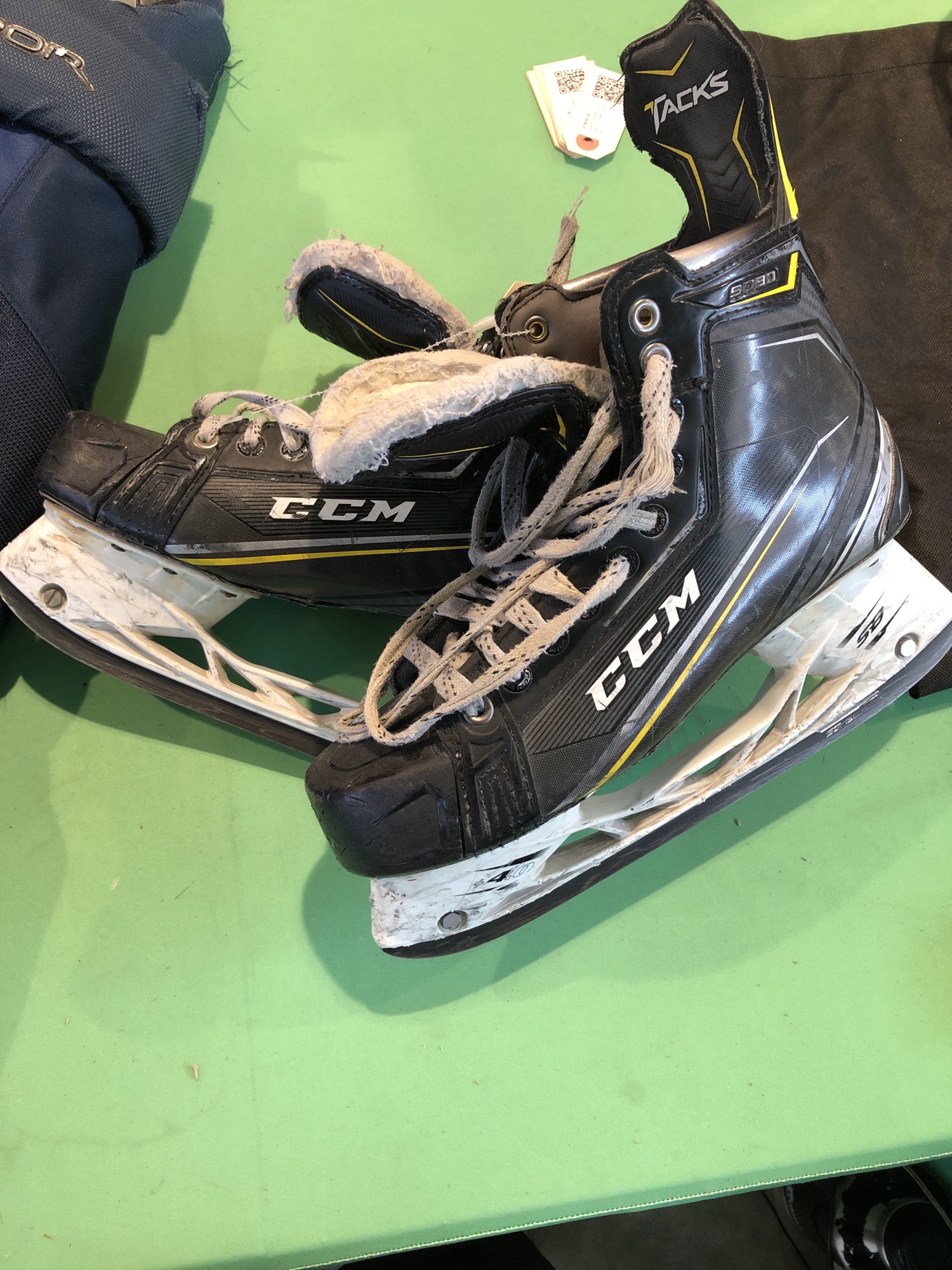 Used Senior CCM Tacks 9090 Hockey Skates 9.5 SidelineSwap