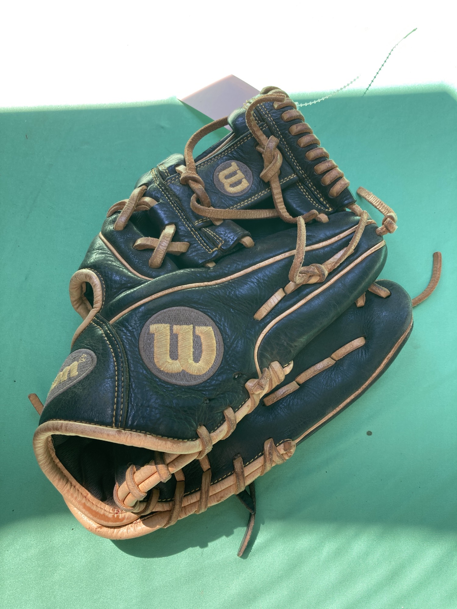 Used Wilson A1000 Right Hand Throw Infield Baseball Glove 11.5