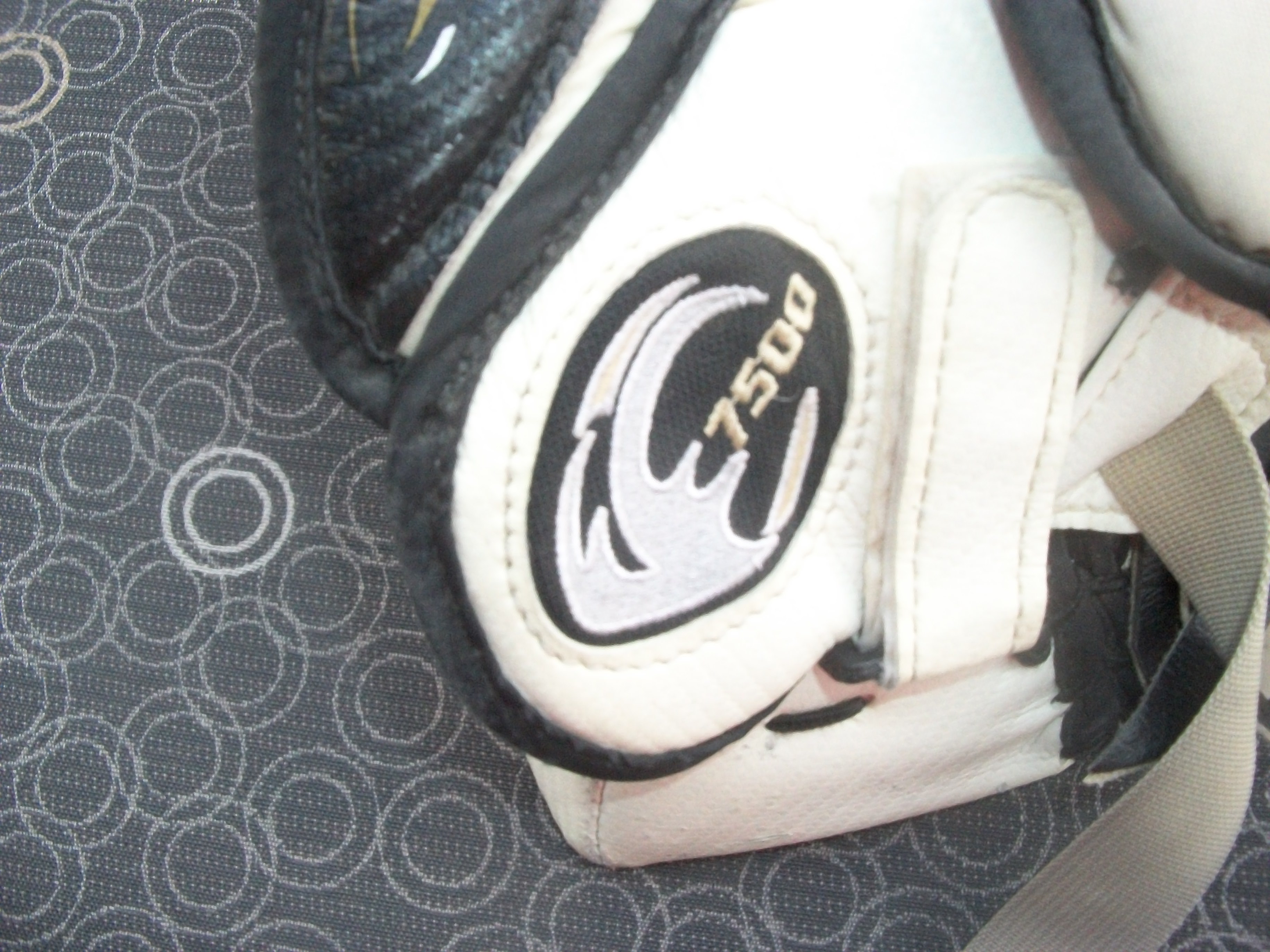 used-vaughn-regular-velocity-7500-glove-sidelineswap