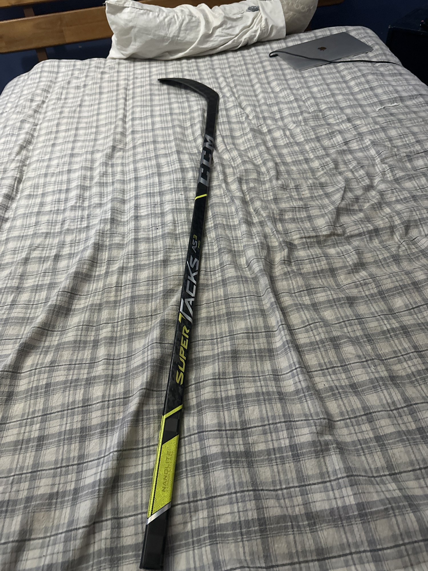 Intermediate Right Handed P28 Super Tacks AS3 Pro Hockey Stick, 65 Flex