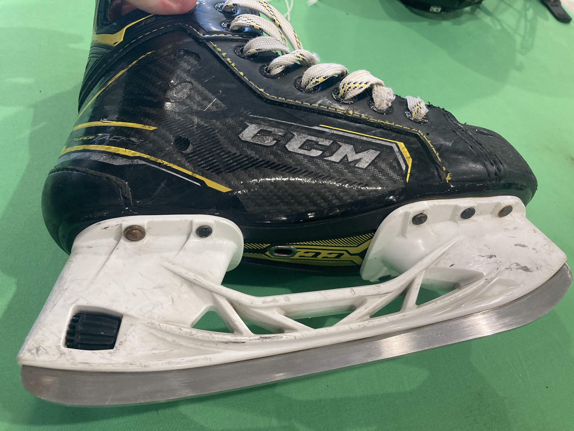 Junior Used CCM Super Tacks 9370 Hockey Skates D&R (Regular) 2.5