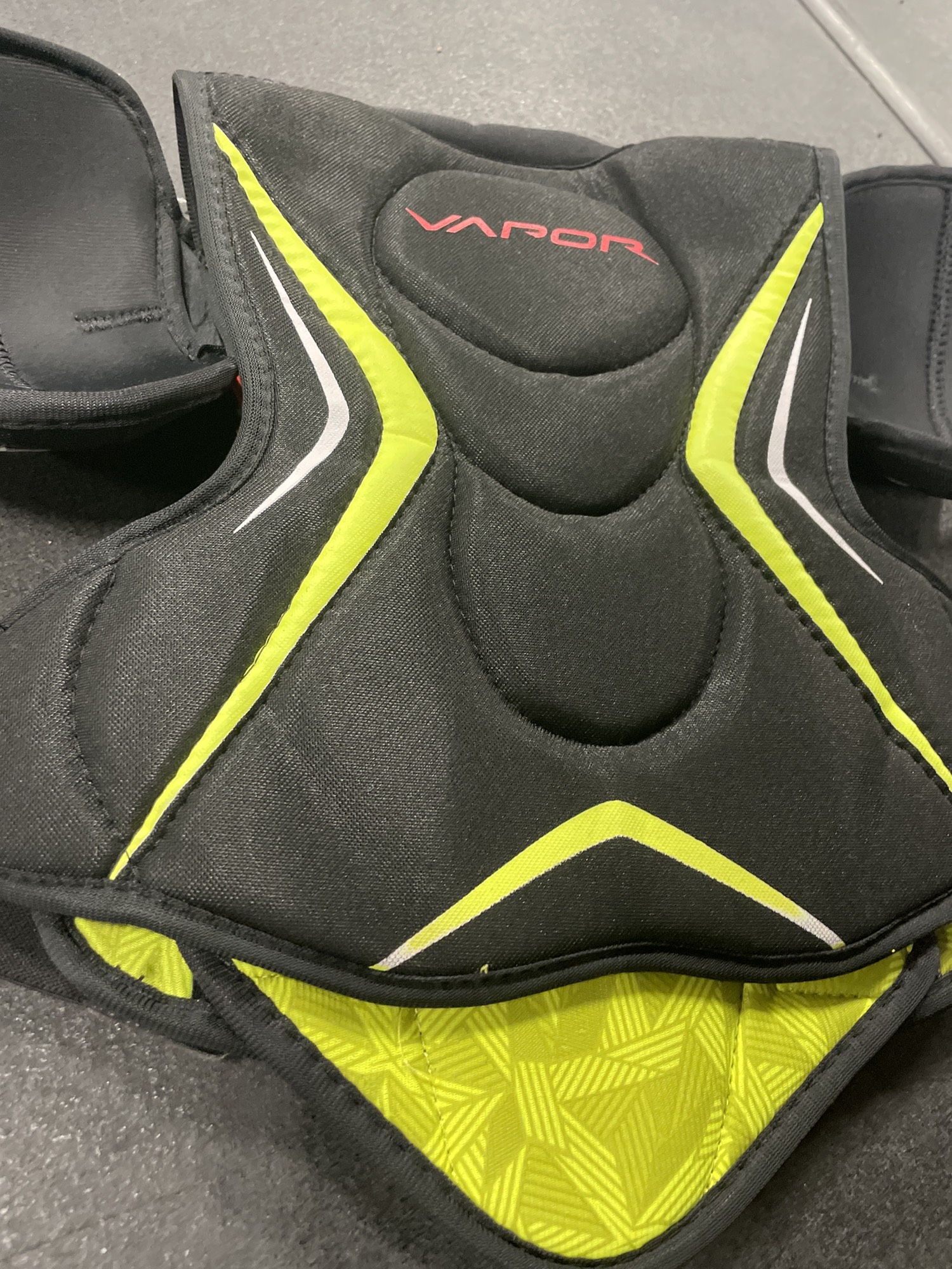 Junior Used Medium Bauer Vapor X2.9 Shoulder Pads SidelineSwap