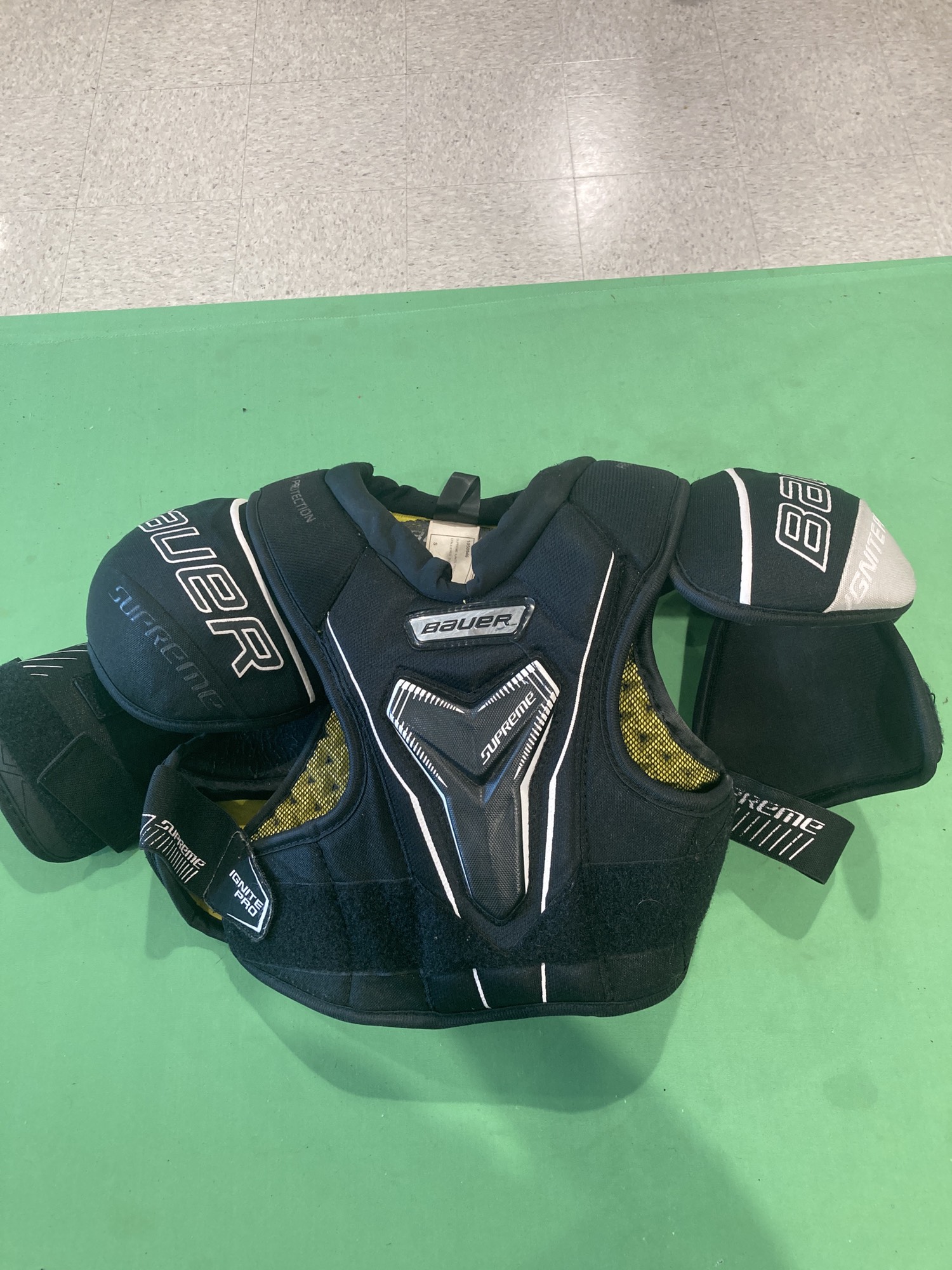 Senior Used Small Bauer Supreme Ignite Pro Shoulder Pads SidelineSwap