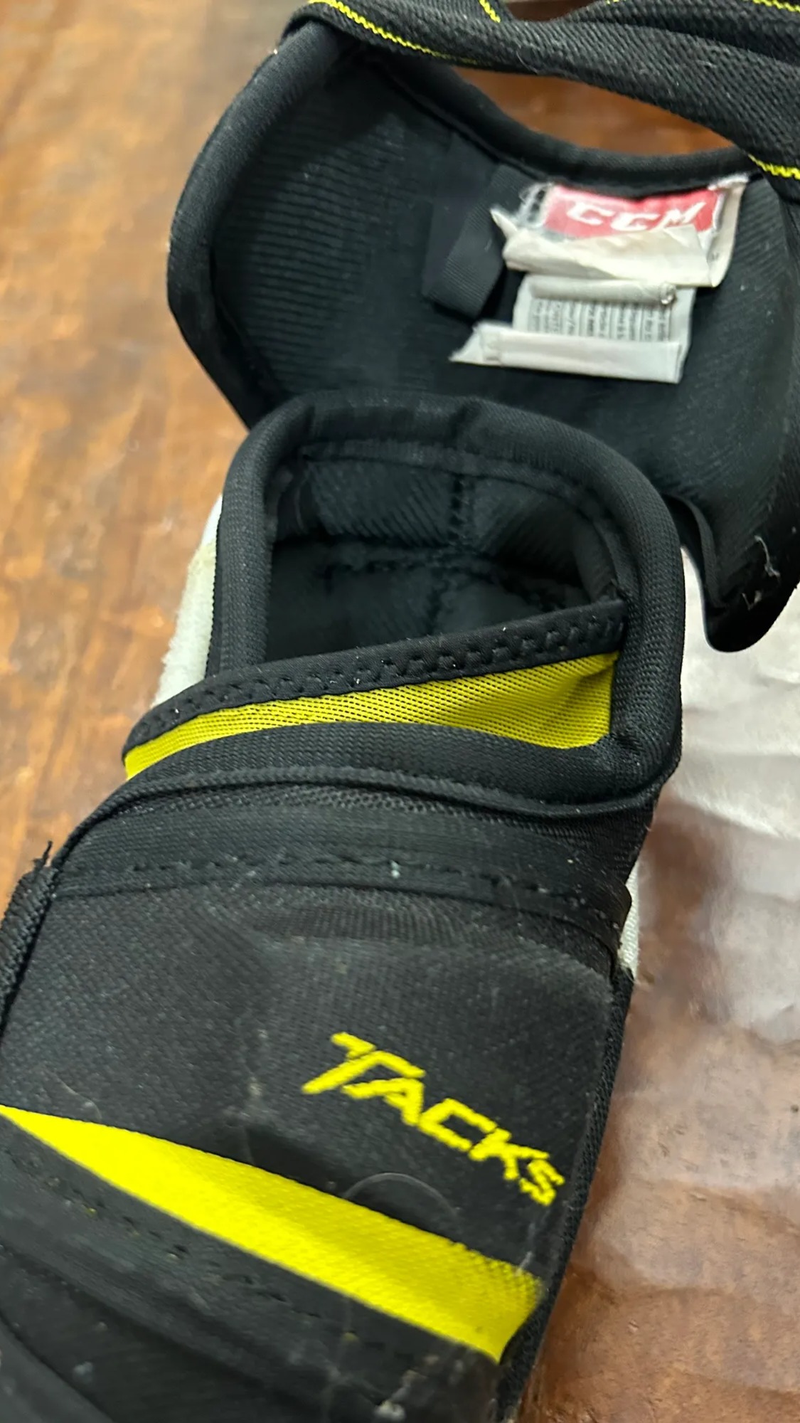 Medium CCM Tacks 9060 Elbow Pads SidelineSwap