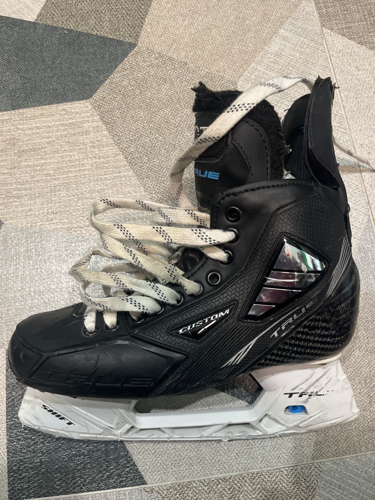 Used True Narrow Width Size 9.5 Pro Custom Hockey Skates SidelineSwap