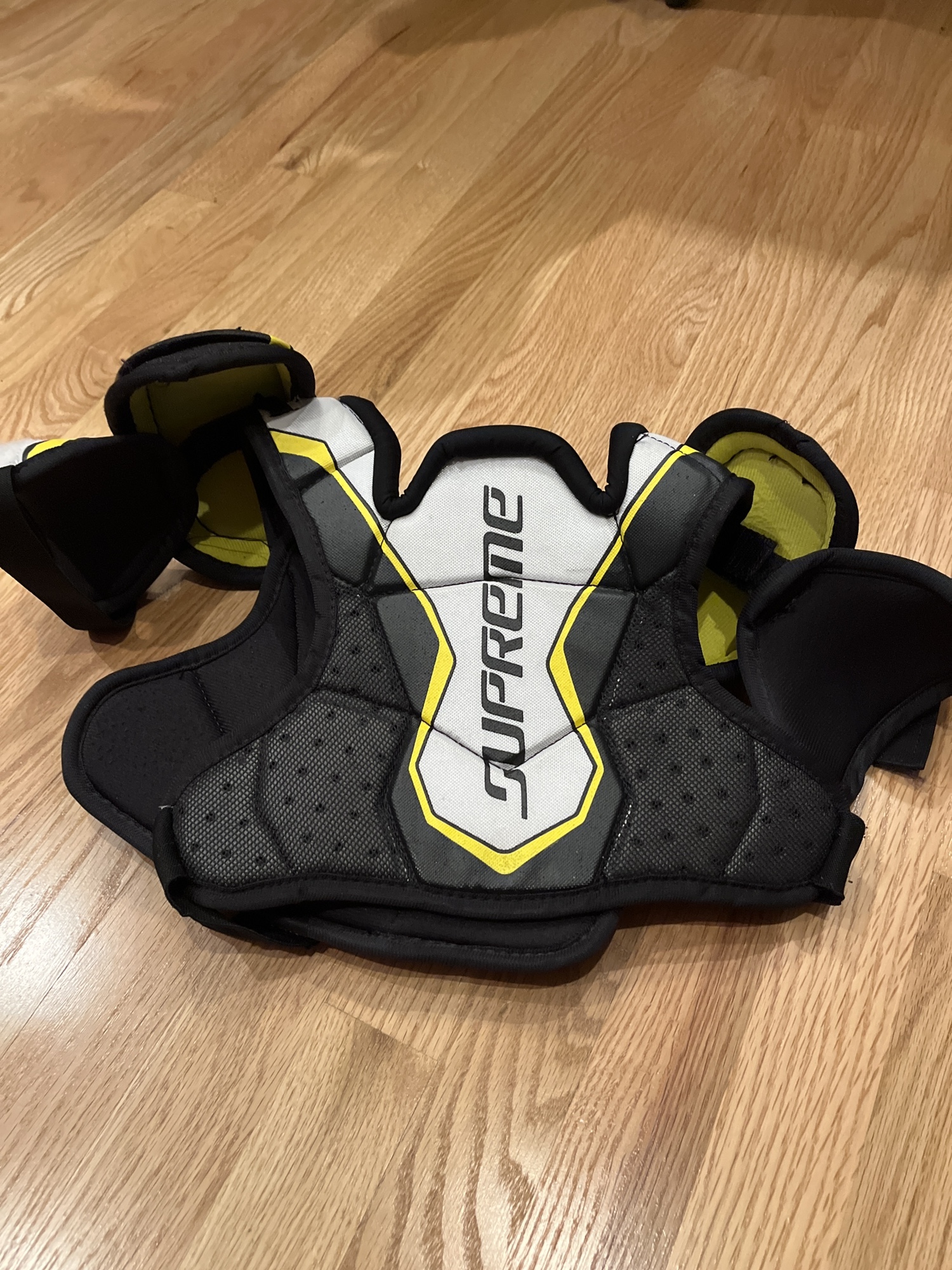 Used Medium Bauer Supreme 2S Pro Shoulder Pads SidelineSwap