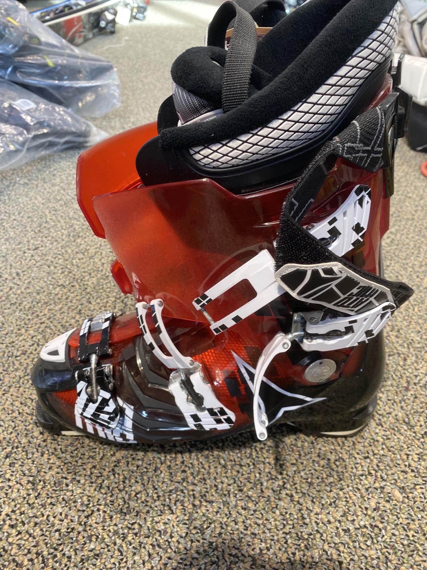 Mondo 29 & mondo 29.5 (330339mm) Used Men's Atomic Hawx 90 Ski Boots