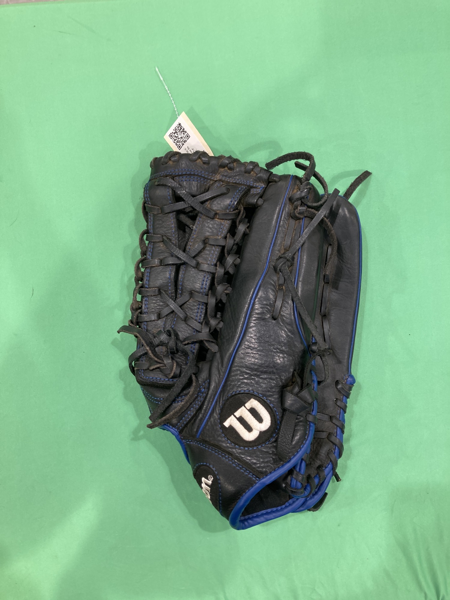 Used Wilson A950 Right Hand Throw Baseball Glove 14" SidelineSwap