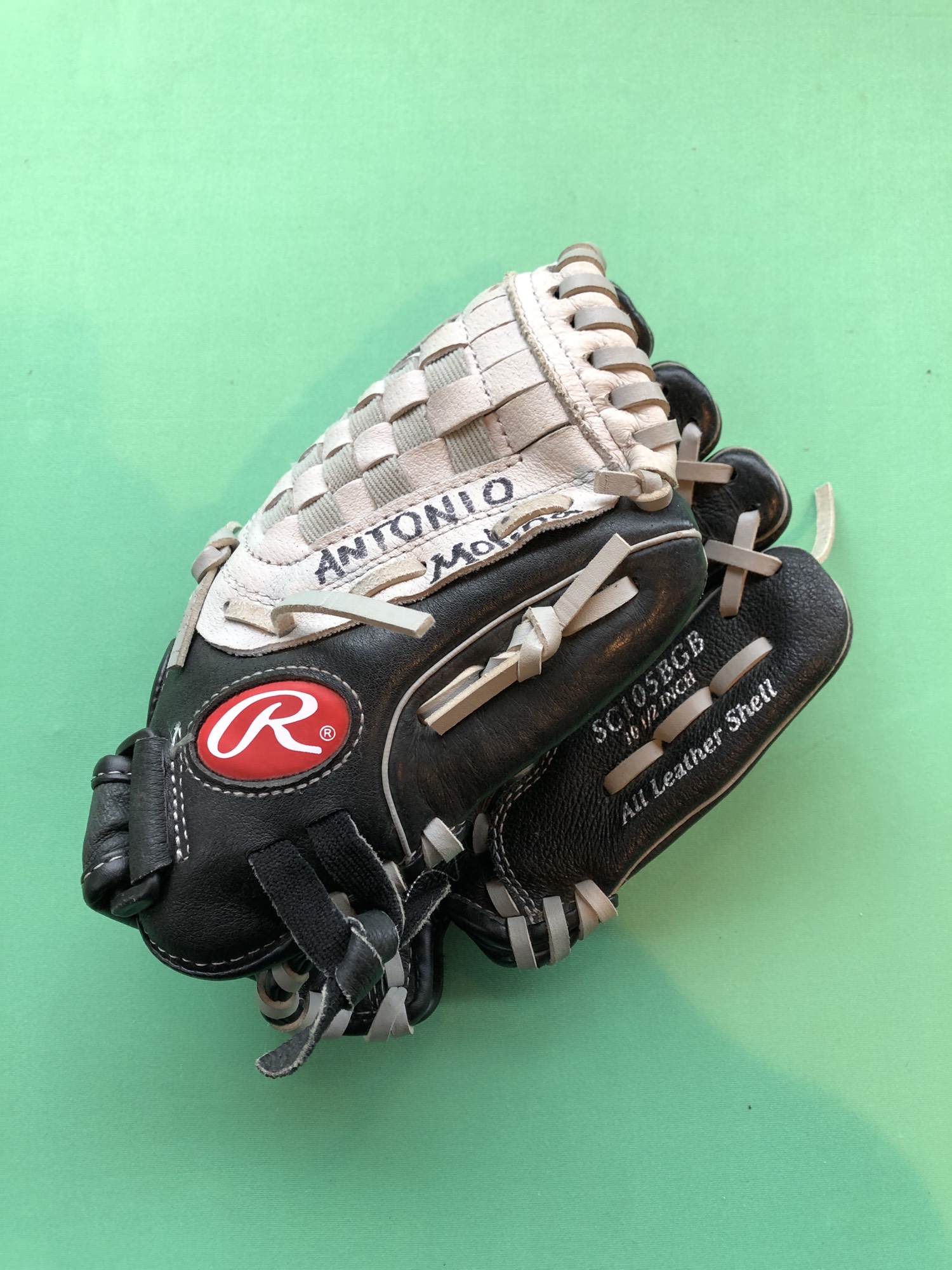 Used Rawlings Sure Catch RightHand Throw Infield Baseball Glove (10.5