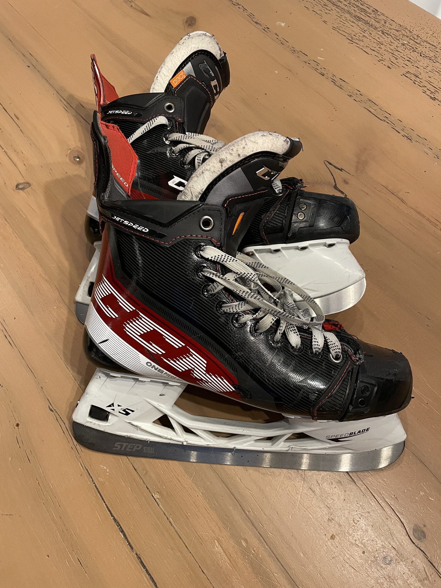CCM JetSpeed FT4 Hockey Skates 9.5 Size SidelineSwap