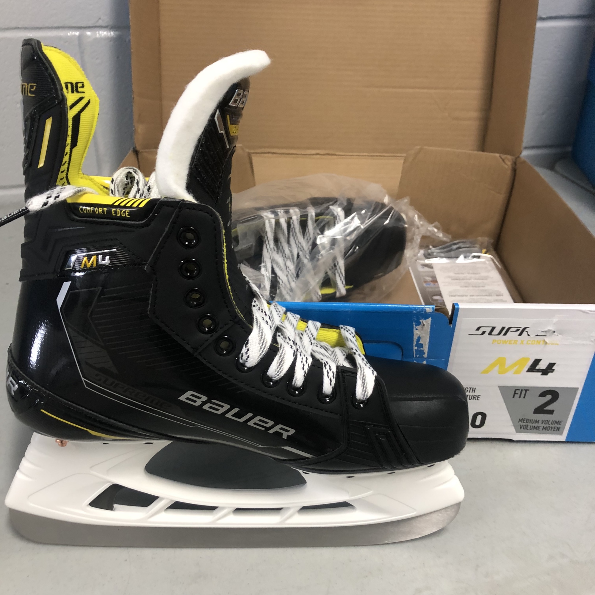 NEW Bauer Supreme M4 Senior size 9 hockey skates SidelineSwap