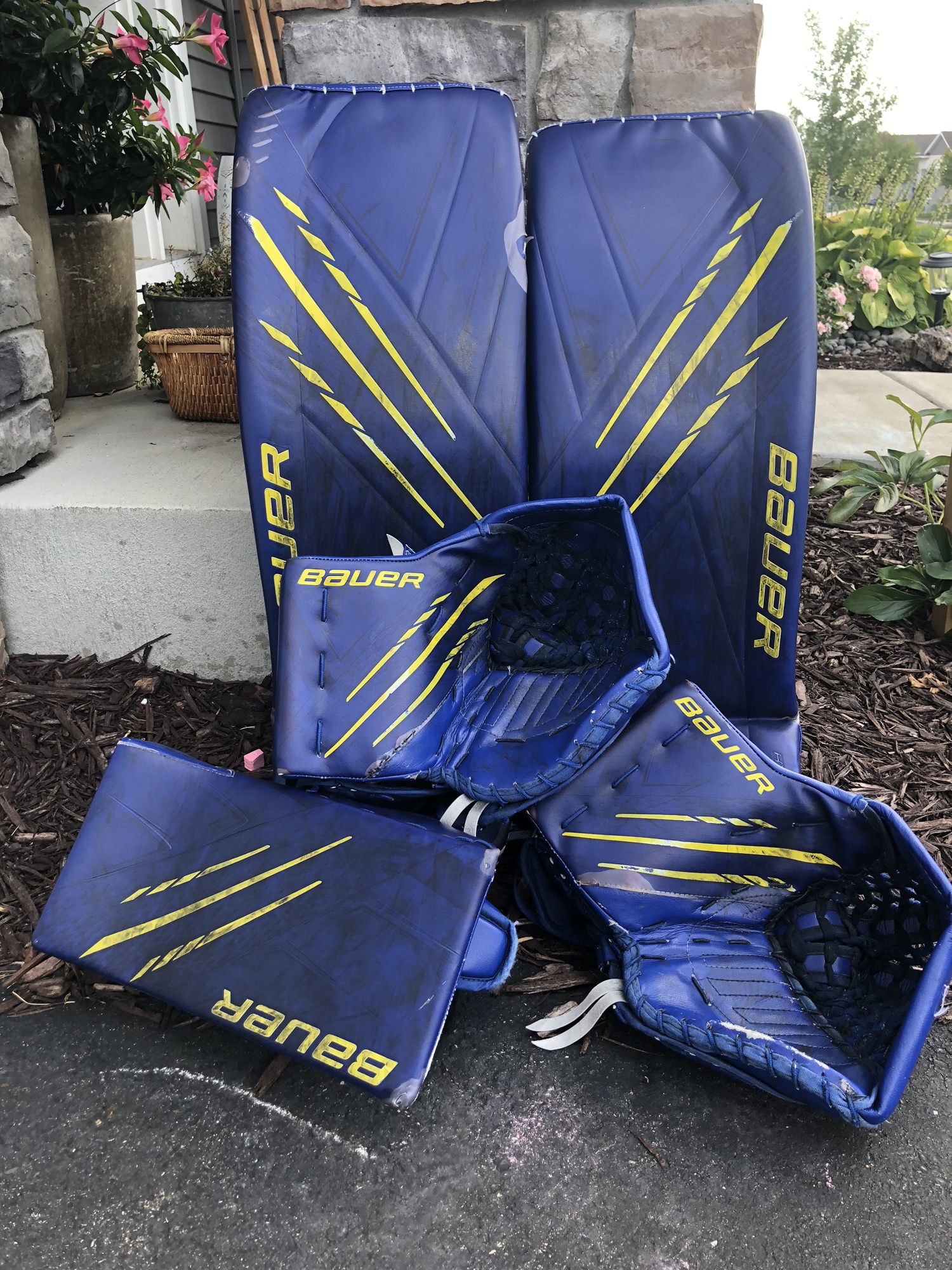 NCAA 33+2” Bauer Hyperlite goalie full set + Extra Glove SidelineSwap