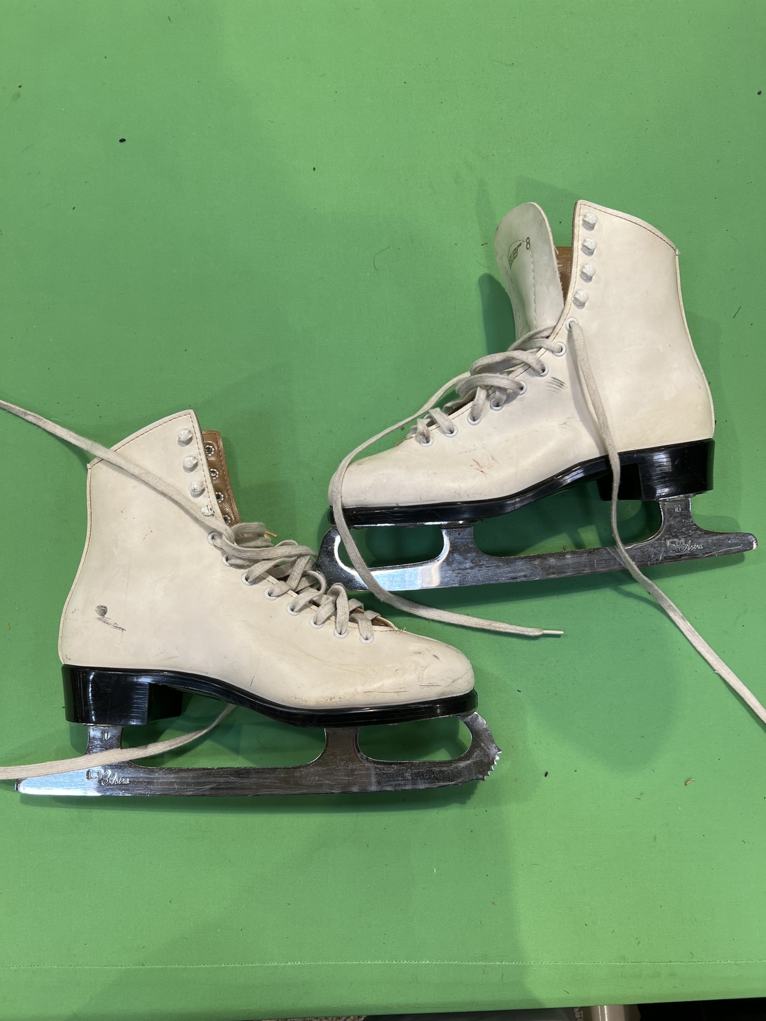 Used Bauer Figure Skates 8.0 SidelineSwap