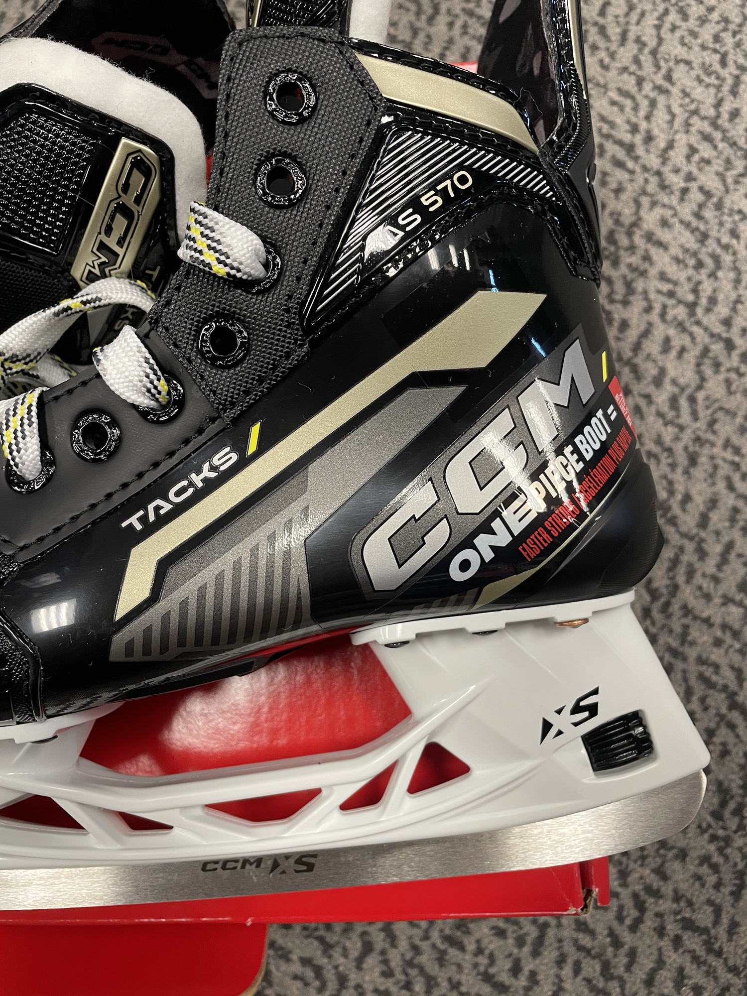 CCM Tacks AS570 Size 5 Regular Width Skates SidelineSwap