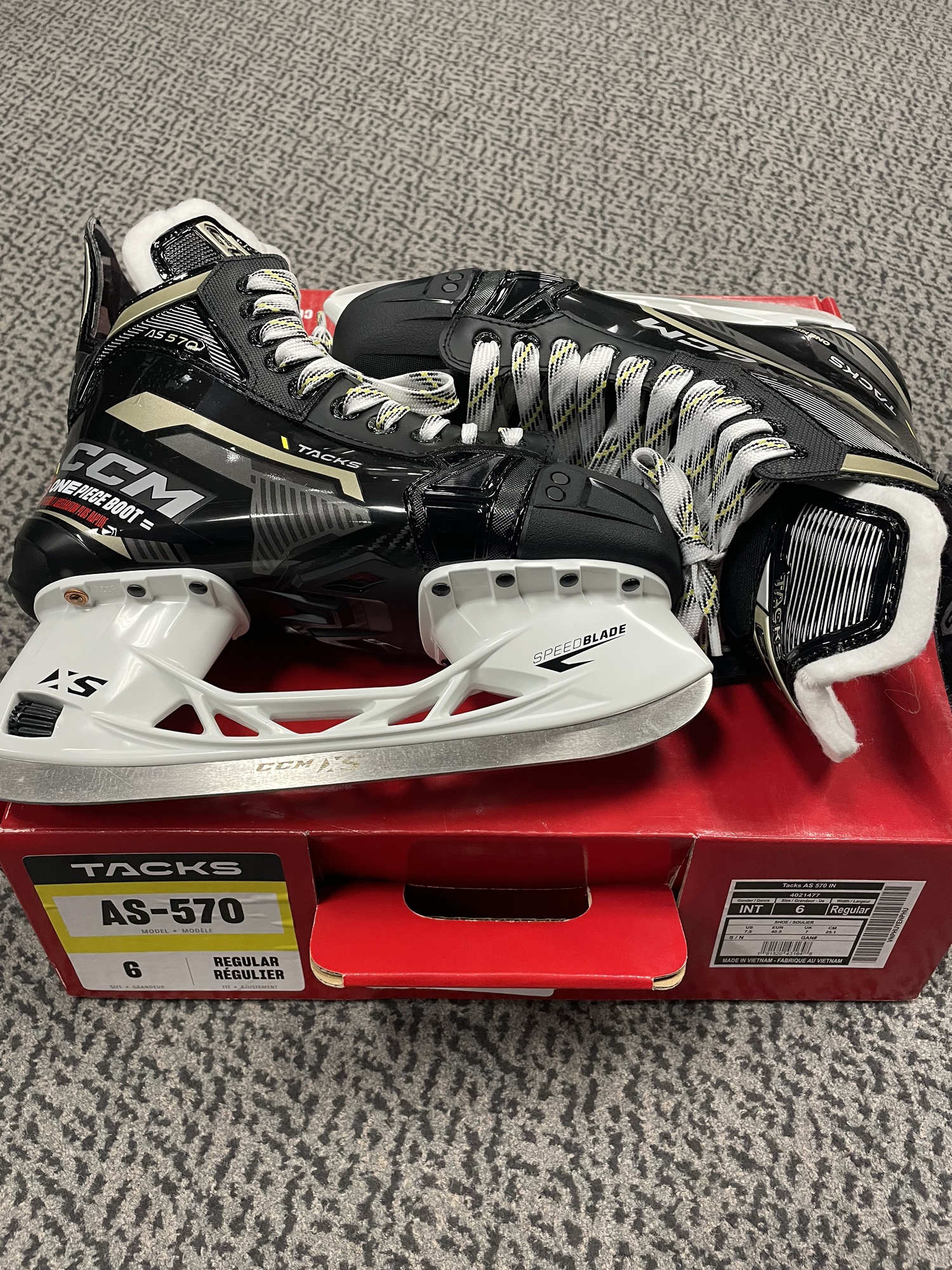 CCM Tacks AS570 size 6 Regular Width skates SidelineSwap