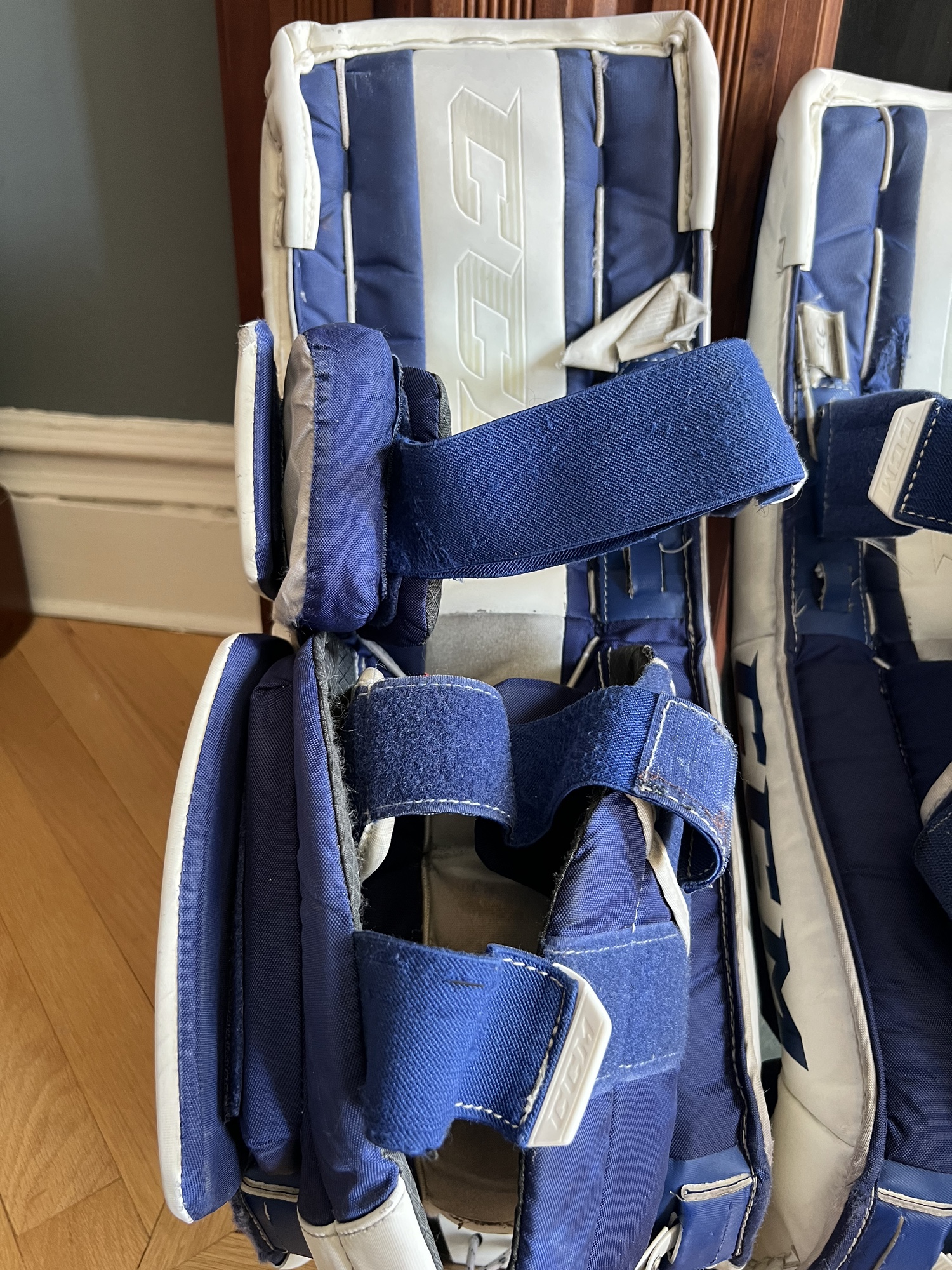 26+1 CCM EFLEX 5.5 JR Goalie Leg Pads SidelineSwap
