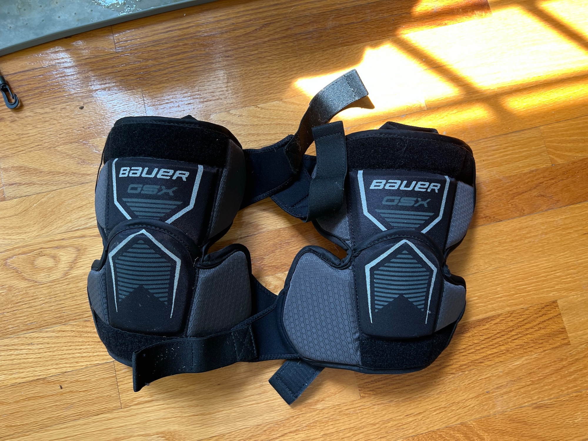 26+2" Vaughn Ventus SLR2 Junior Goalie Leg Pads. Aftermarket toe ties