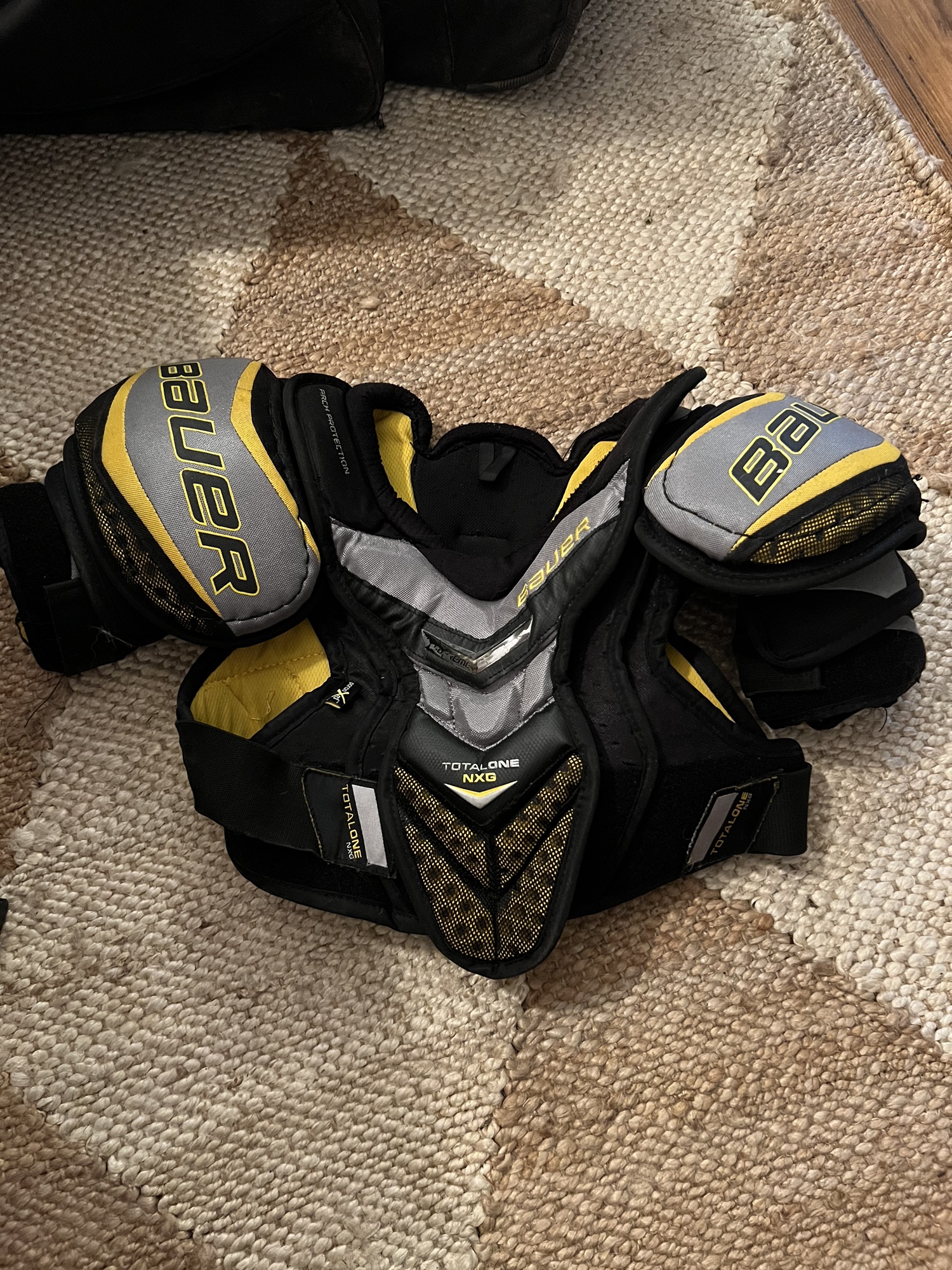 Used Medium Bauer Supreme TotalOne NXG Shoulder Pads SidelineSwap