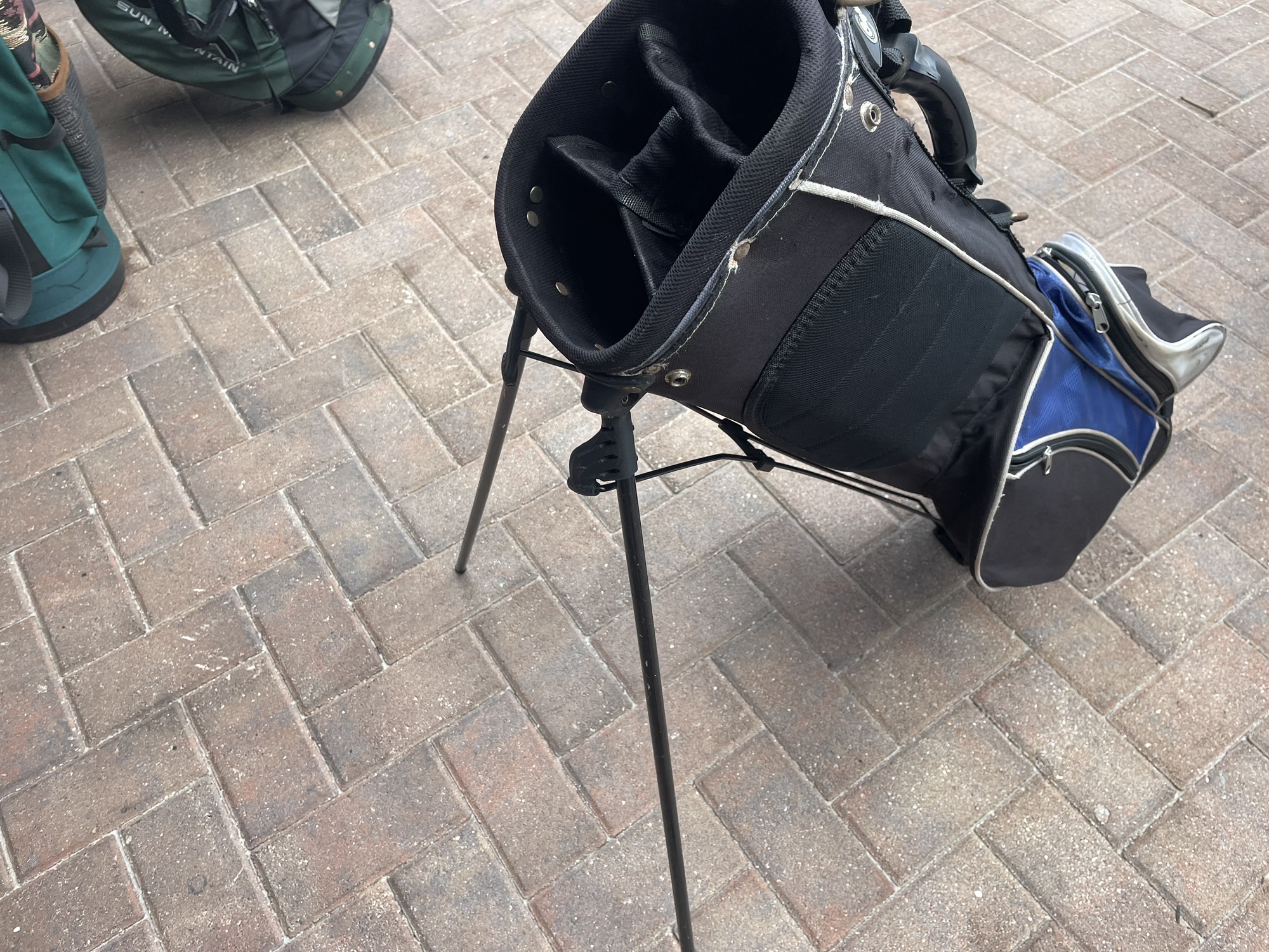 golf bag youth size by Confidence golf , with shoulder strap SidelineSwap