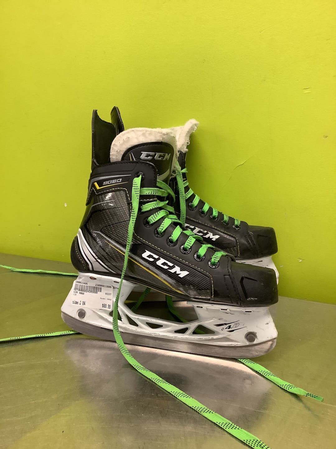 Used Ccm 9060 Junior 04 Ice Hockey Skates SidelineSwap