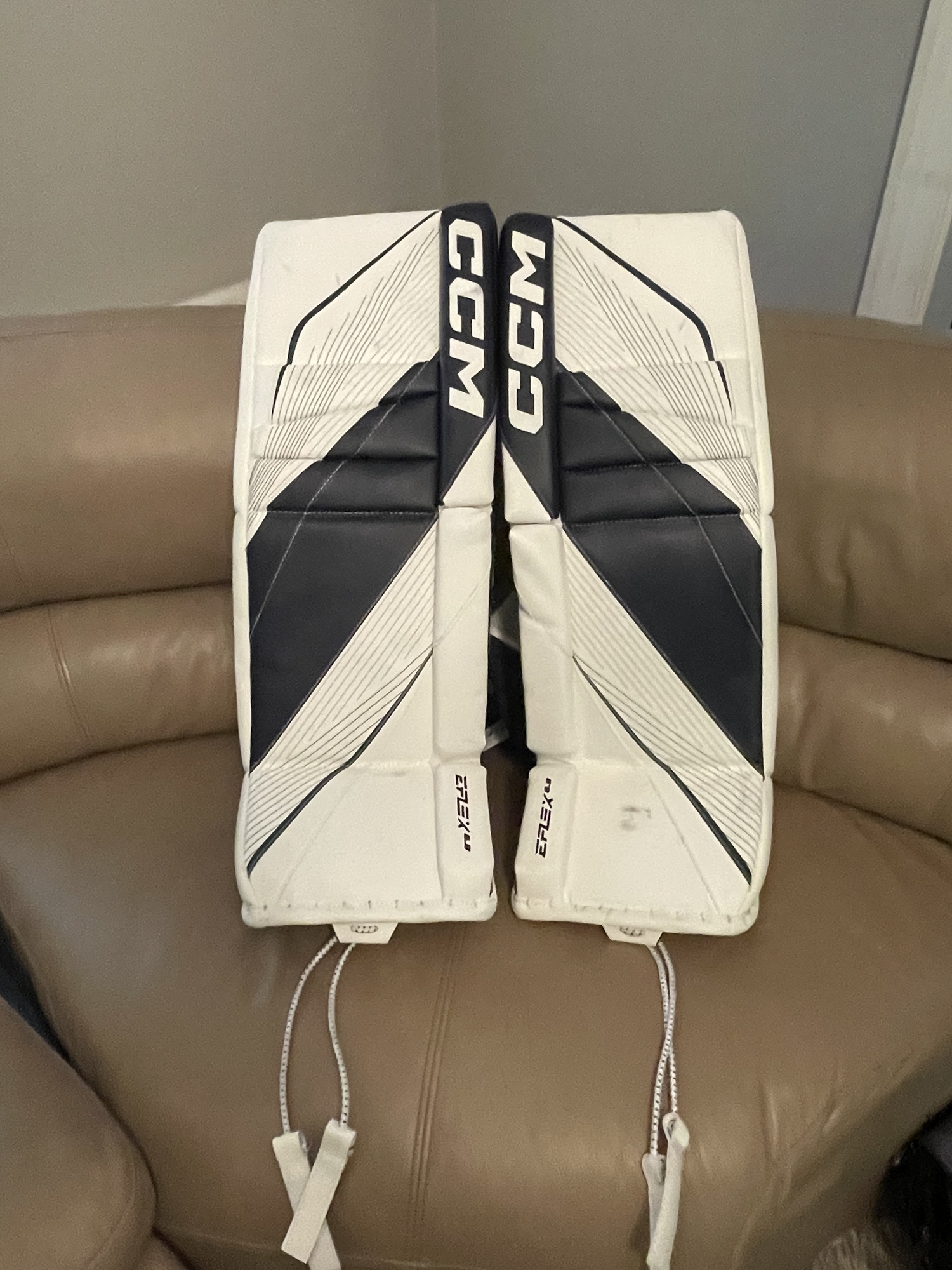 30" CCM Eflex 6 Goalie Leg Pads SidelineSwap