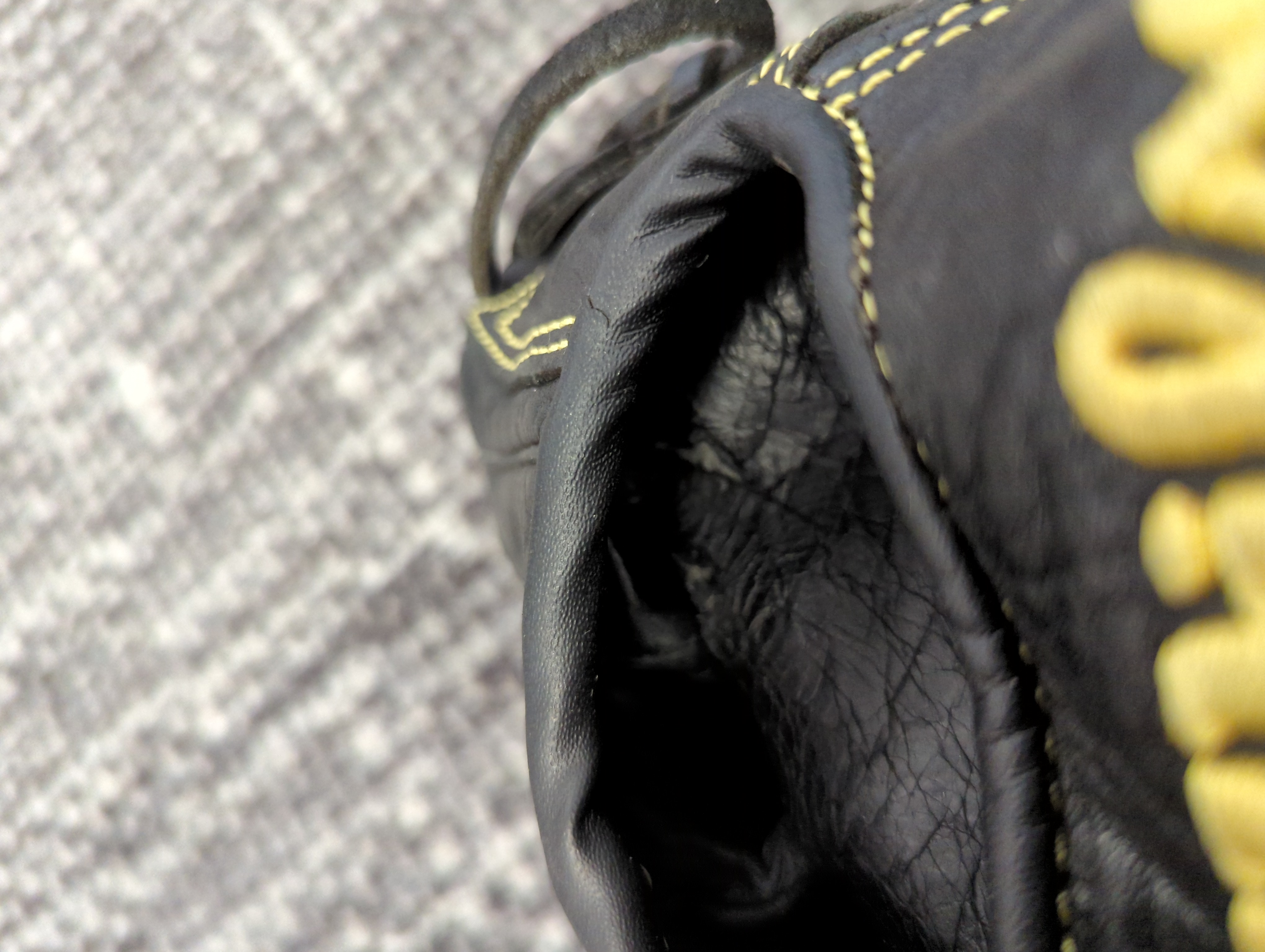 Used * HOLE INSIDE INDEX FINGER* Wilson A950 Right Hand Throw Infield