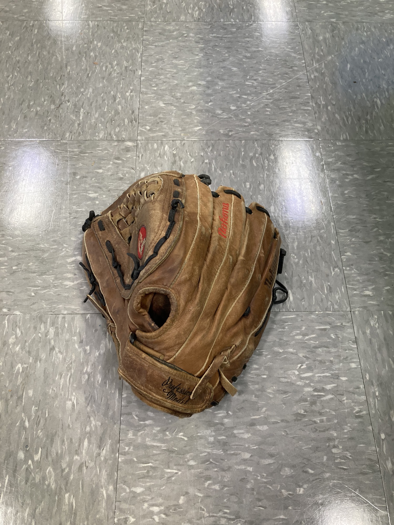 Used Nokona Buckaroo Left Hand Throw Outfield Baseball Glove 13