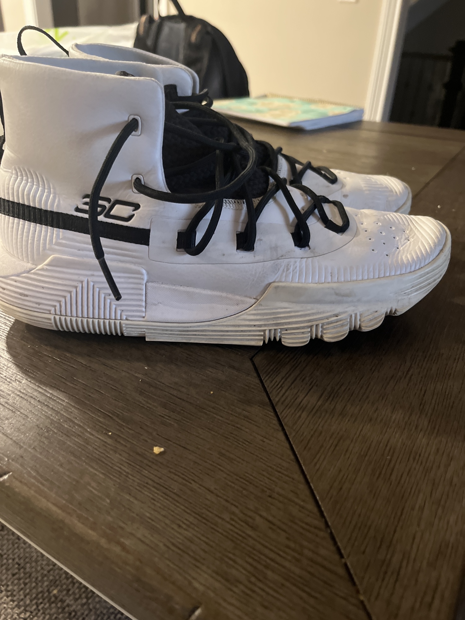 white sc basketball shoes