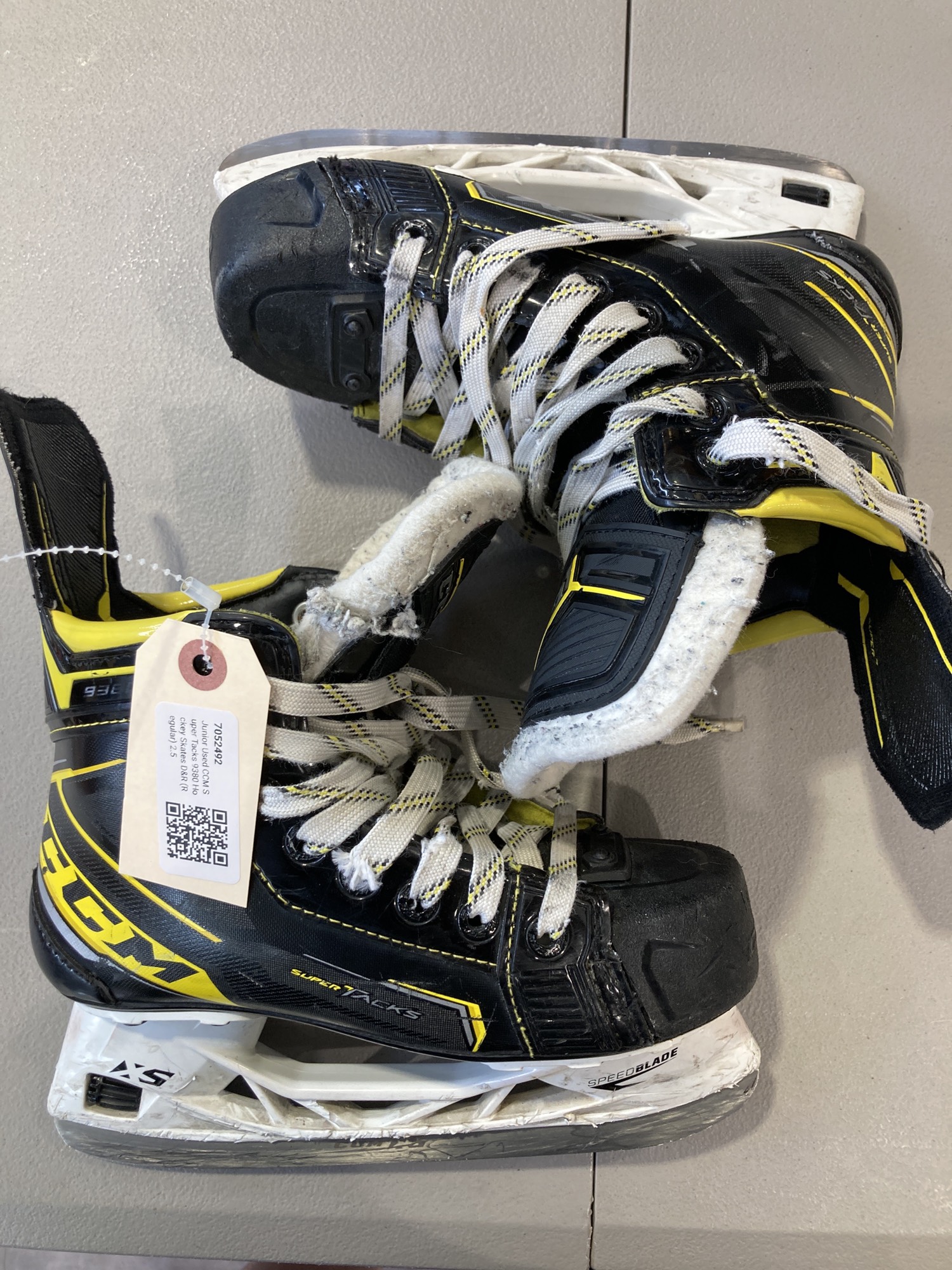 Junior Used CCM Super Tacks 9380 Hockey Skates D&R (Regular) 2.5