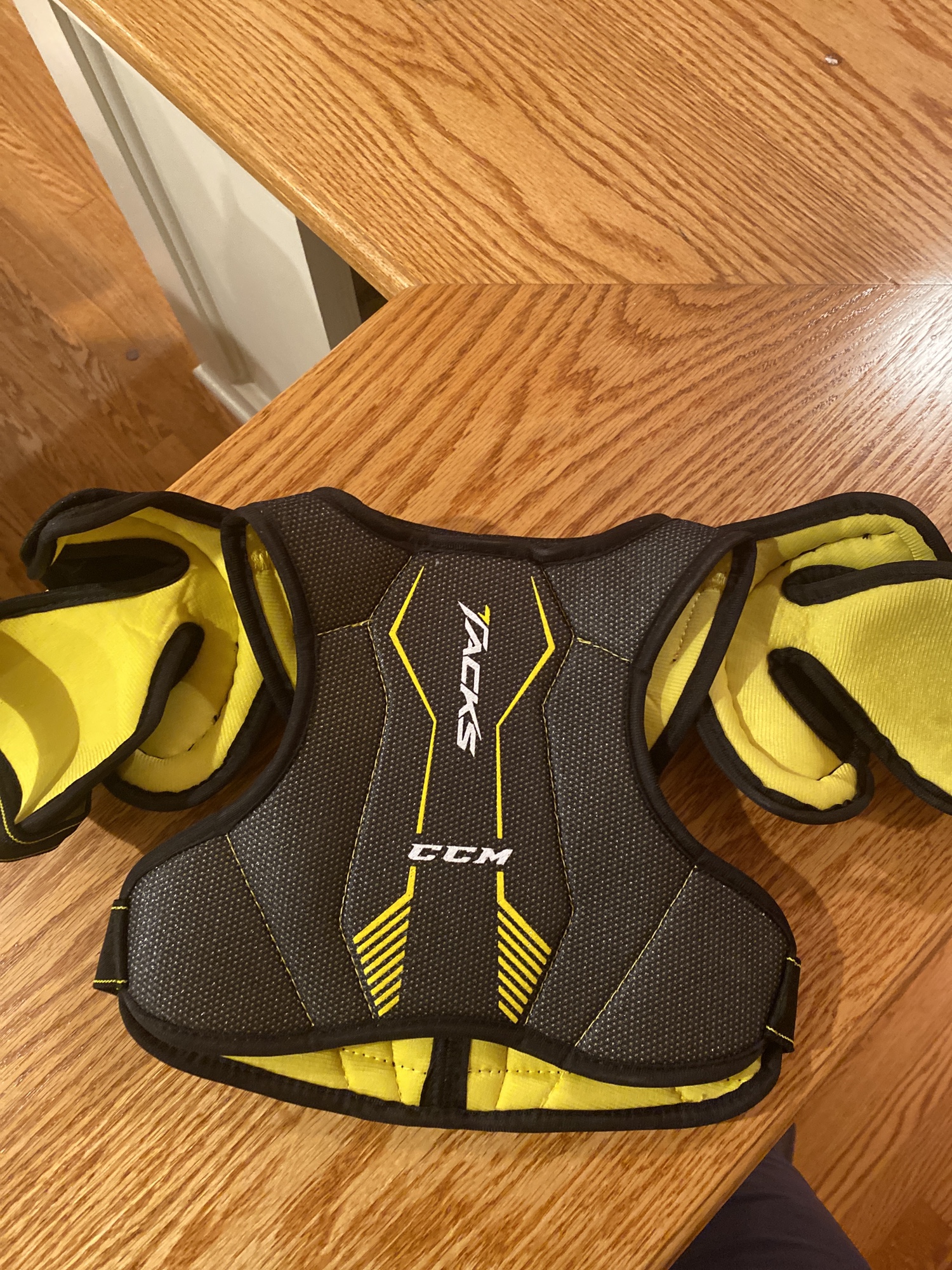 New Medium CCM Tacks 3092 Shoulder Pads SidelineSwap