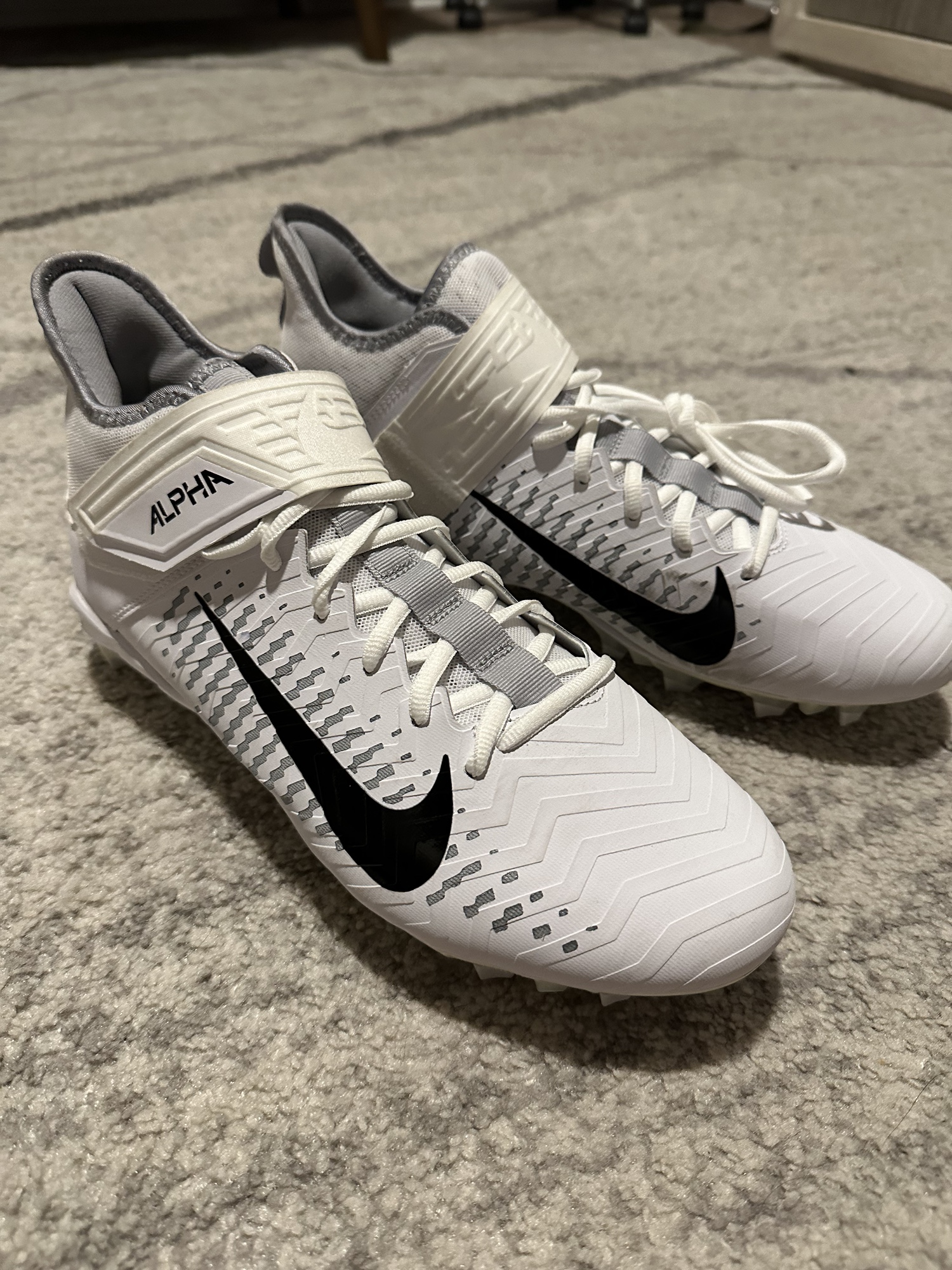 nike men's alpha menace varsity 2 mid football cleats