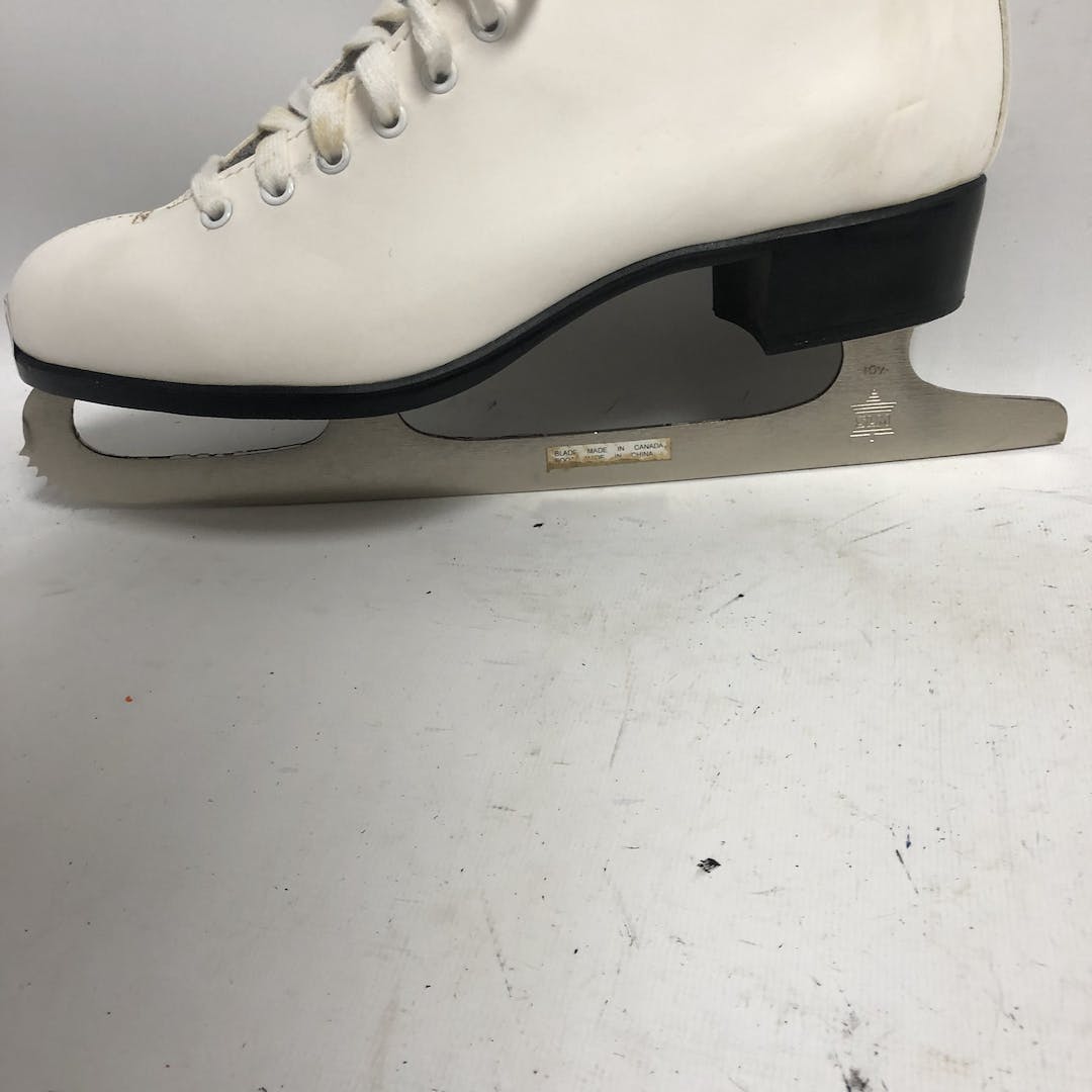Used Ccm Champion Deluxe Senior 9 Women's Figure Skates SidelineSwap
