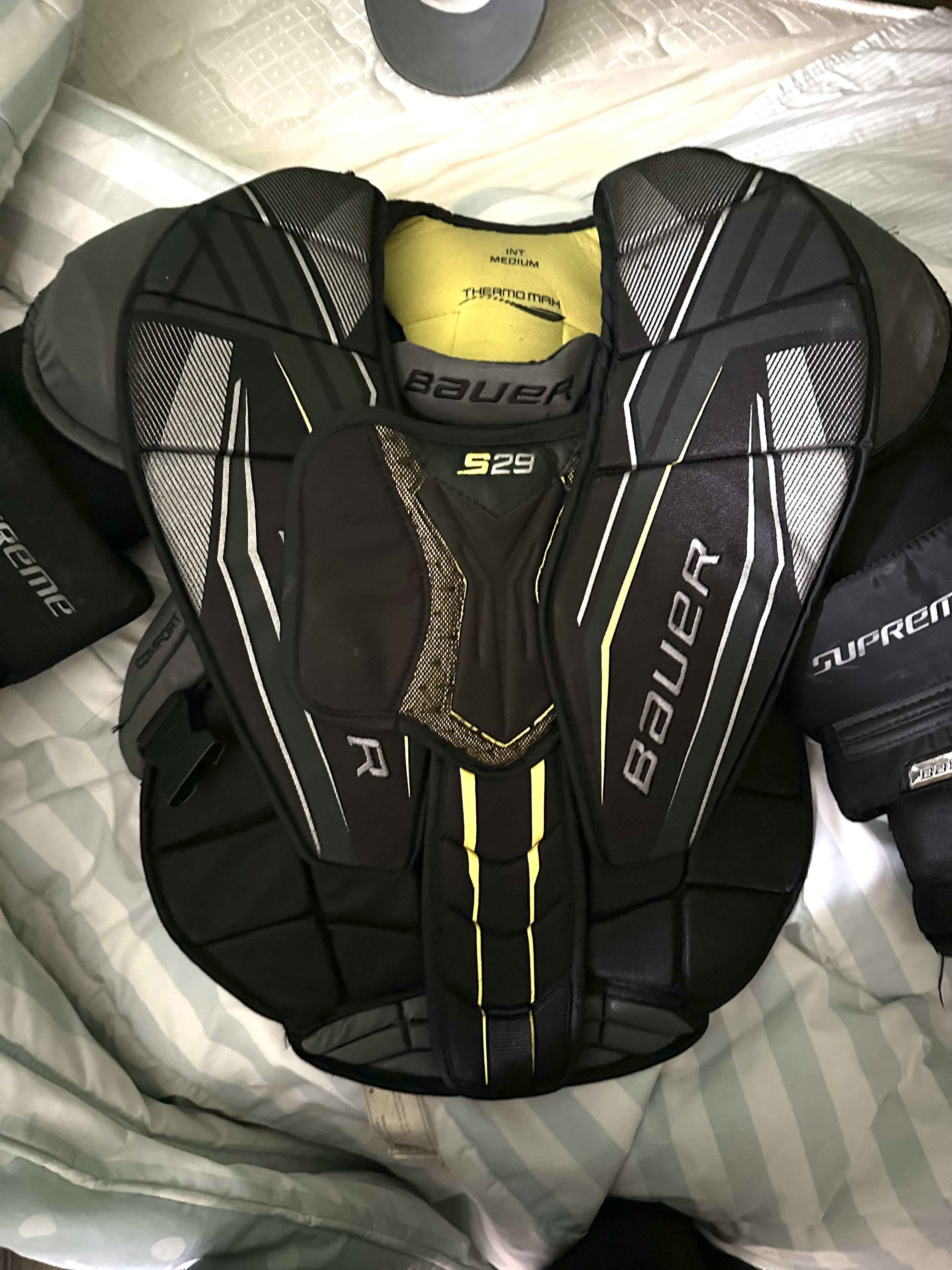 Used Medium Bauer Supreme s29 Goalie Chest Protector SidelineSwap