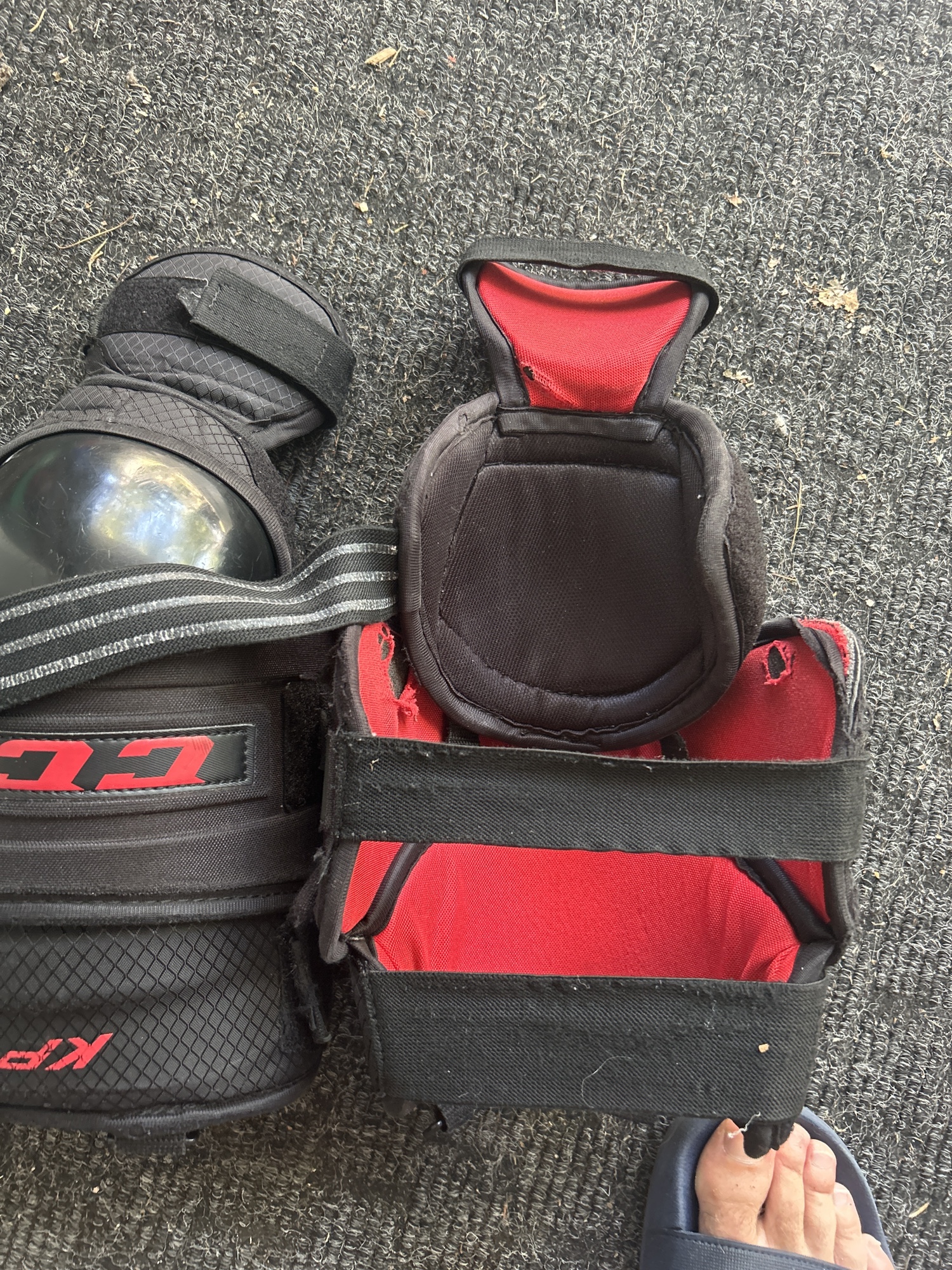 Intermediate CCM KP 1.9 Goalie Knee Pads SidelineSwap